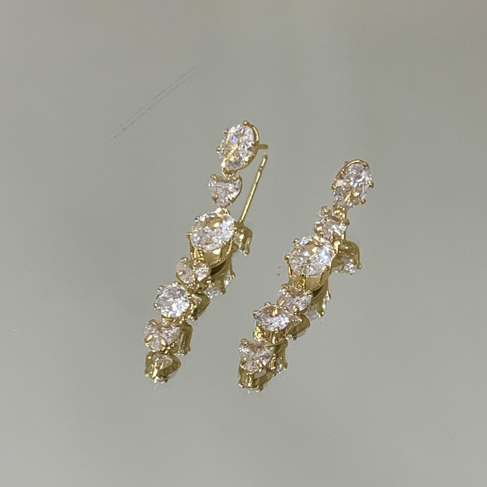 Brinco Pedras pendente folheado a ouro 18K