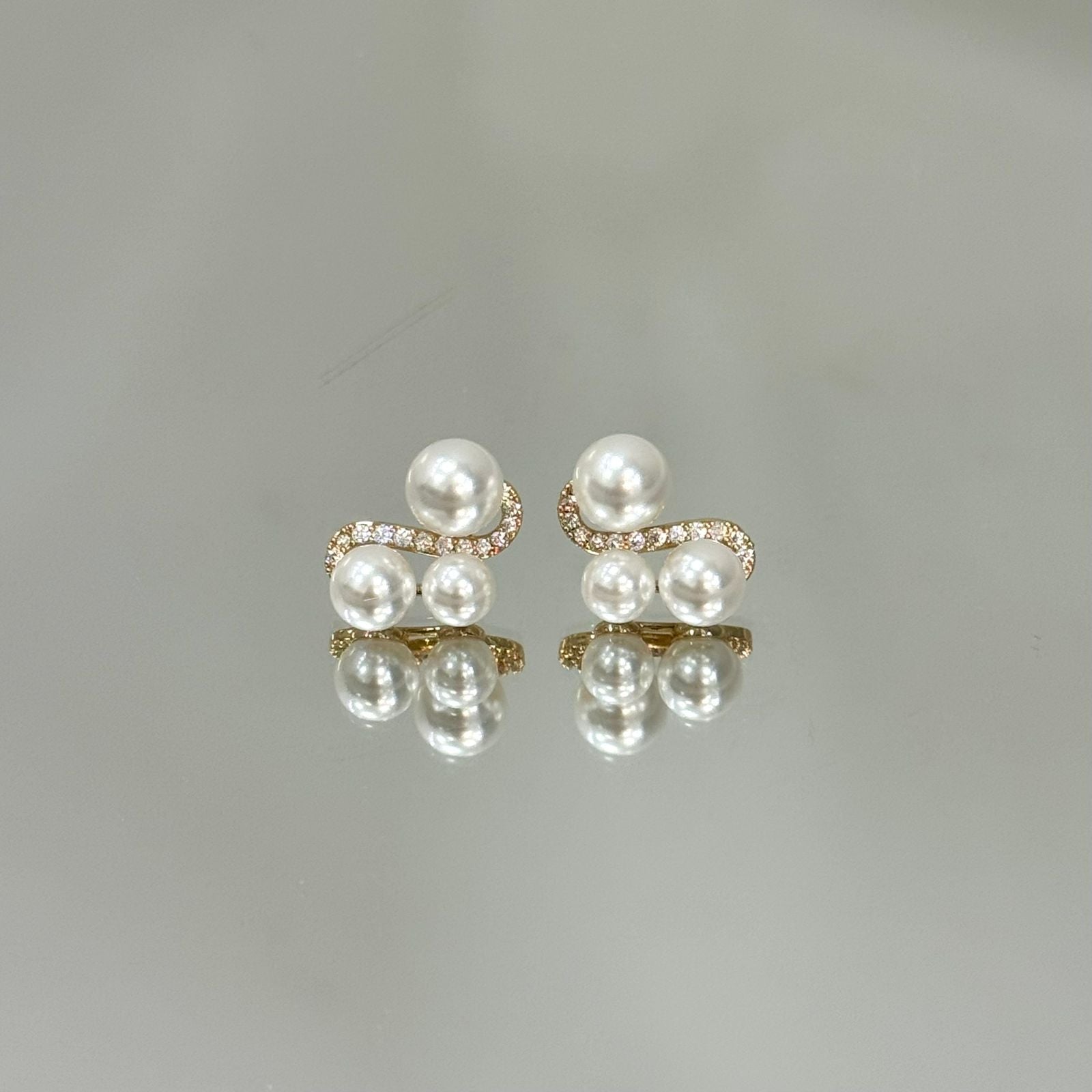 Brinco Earcuff 3 pérolas folheado a ouro 18K