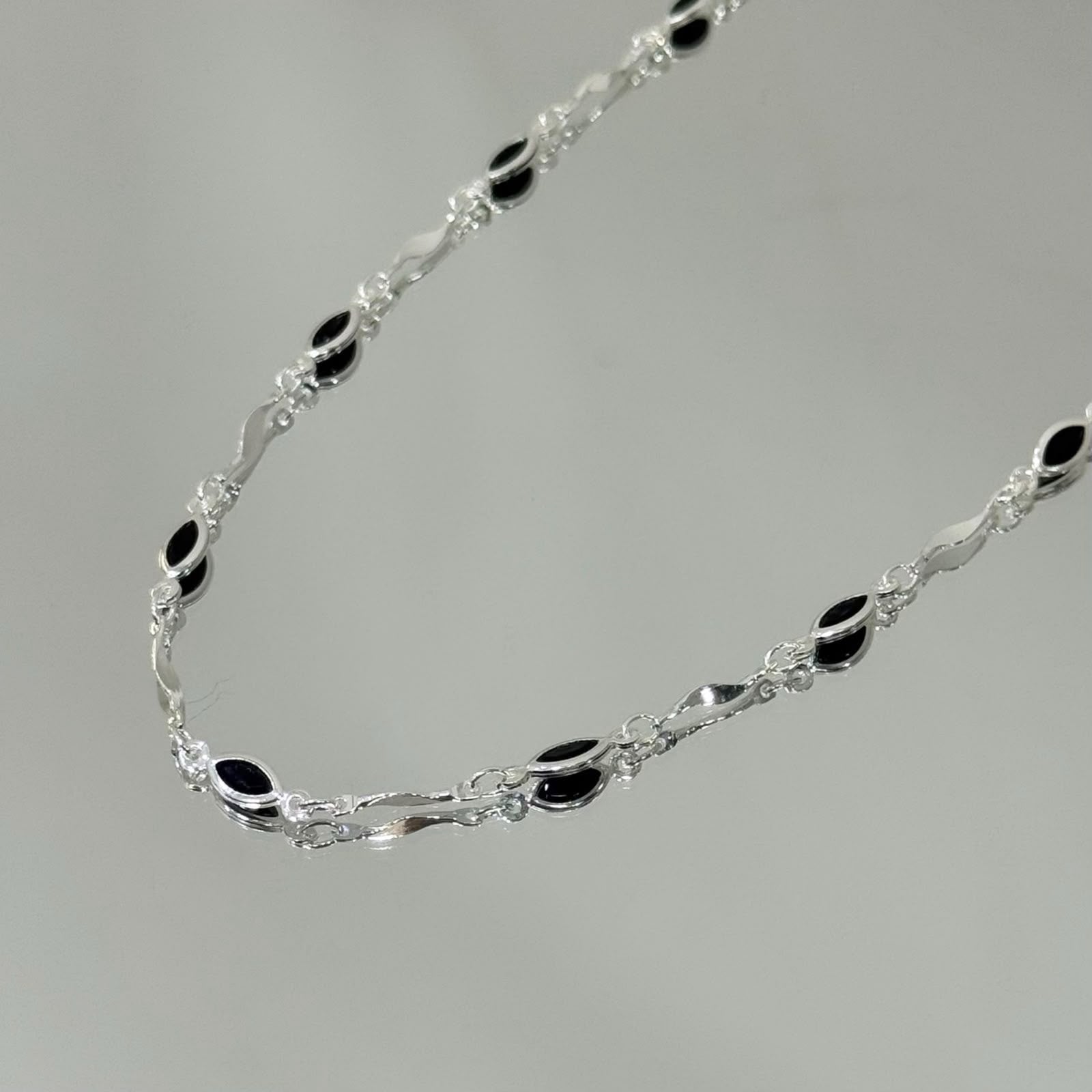 Choker Navetes pretas folheada a prata