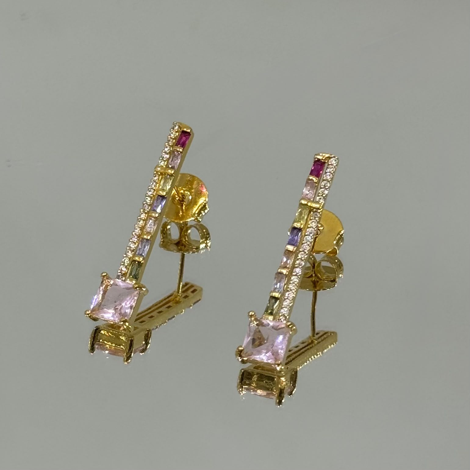 Brinco palito cravejado folheado a ouro 18k