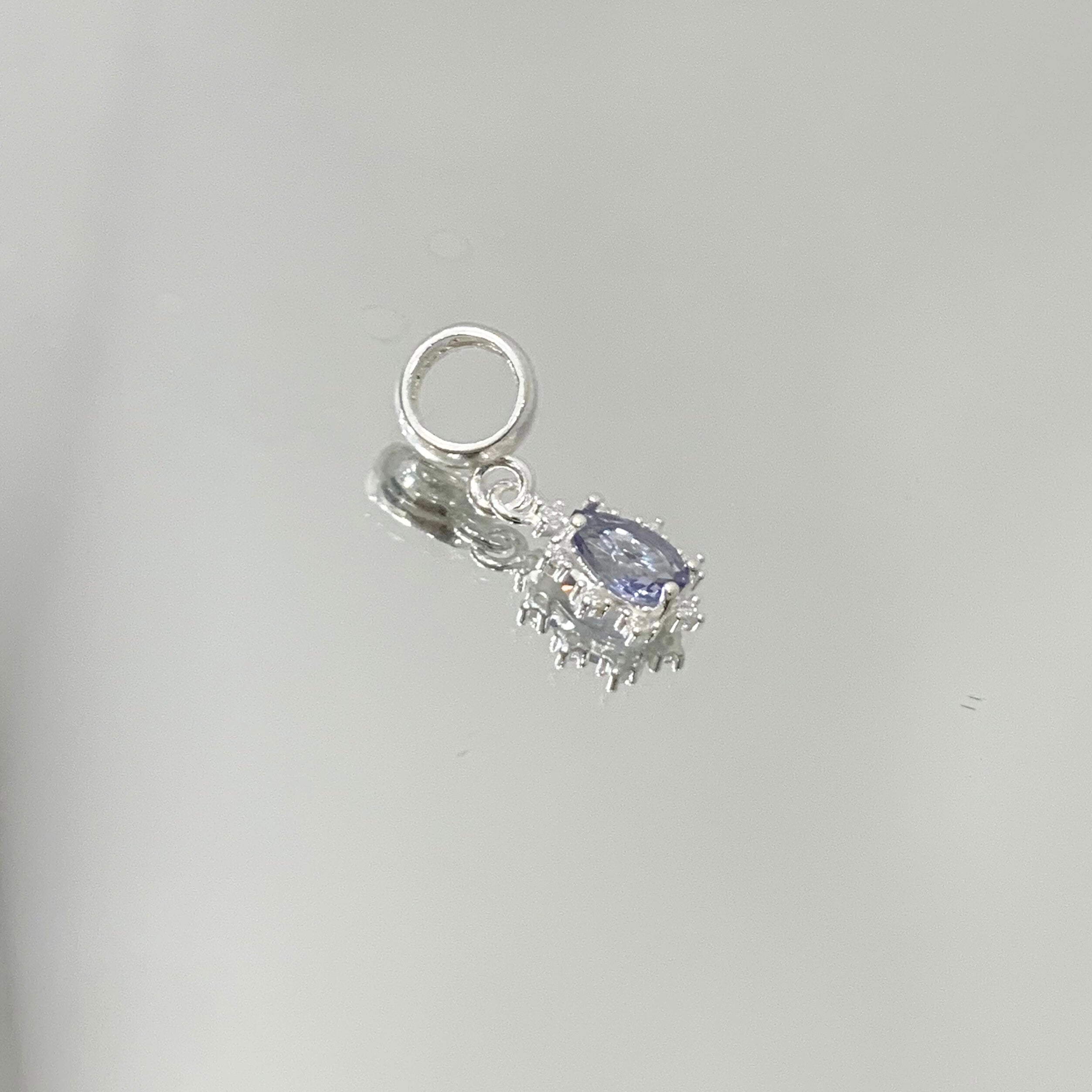 Berloque Gota Lavanda com borda cravejada em prata 925