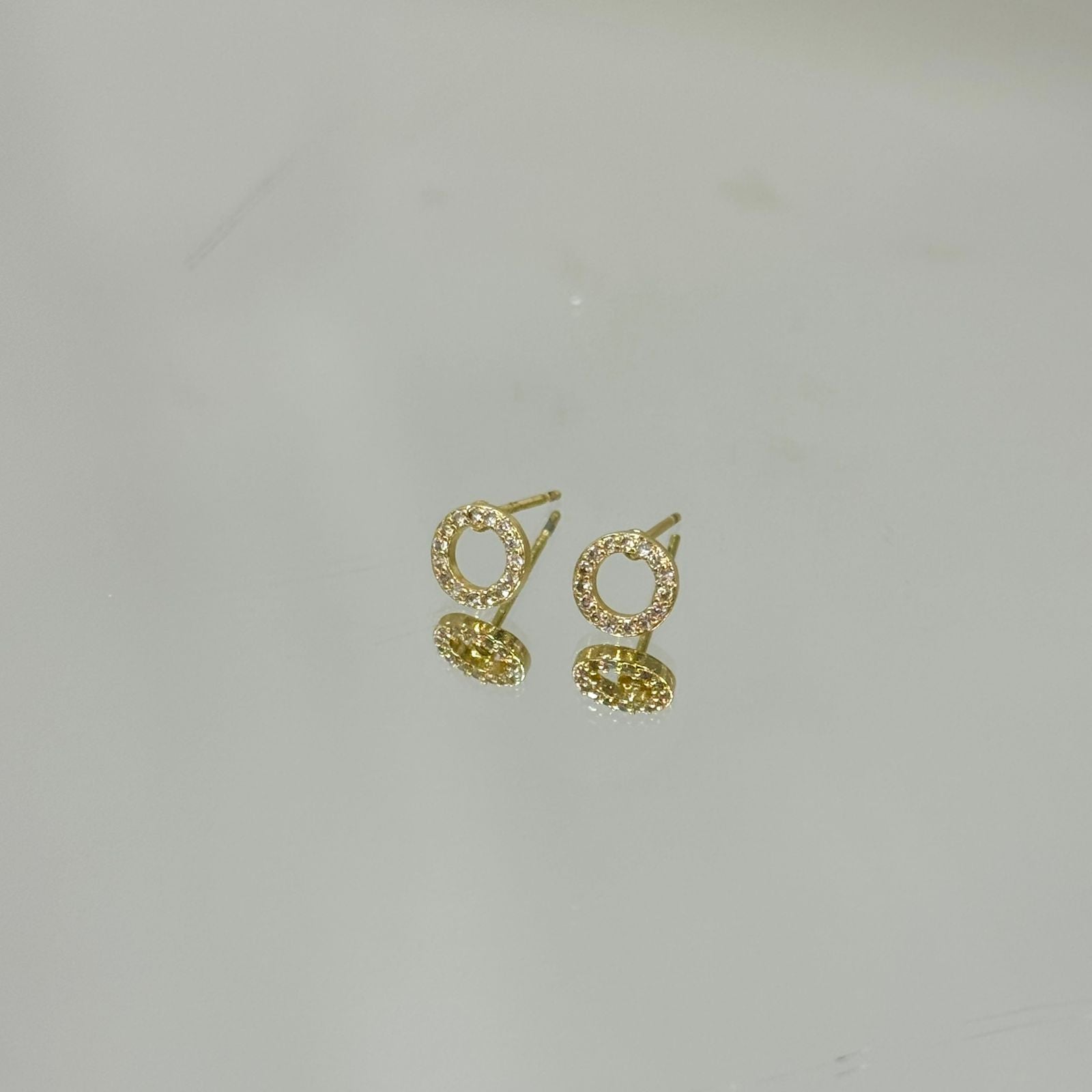 Brinco Círculo cravejado P folheado a ouro 18K