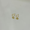Brinco Círculo cravejado P folheado a ouro 18K