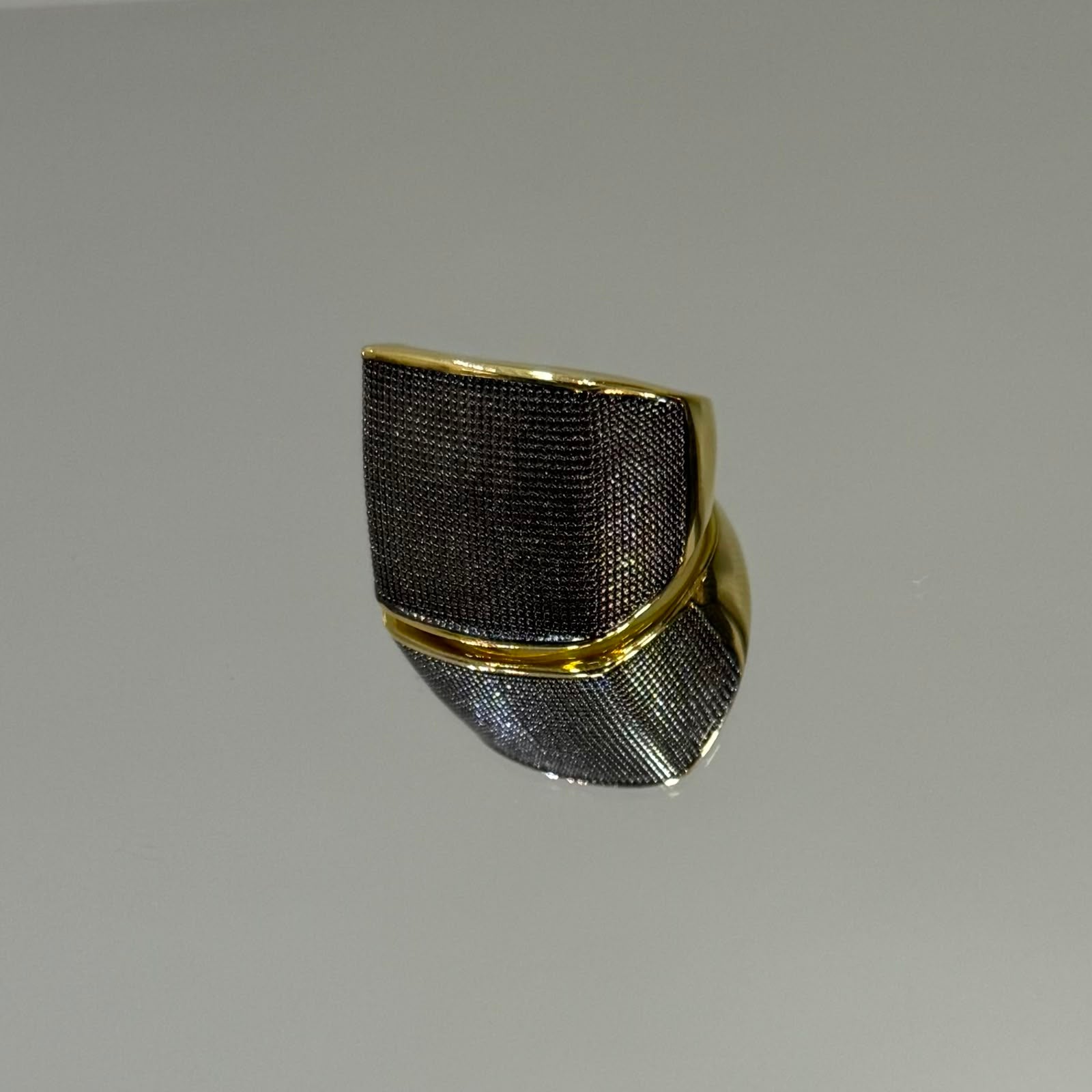 Anel Texturizado folheado a ródio negro e ouro 18K