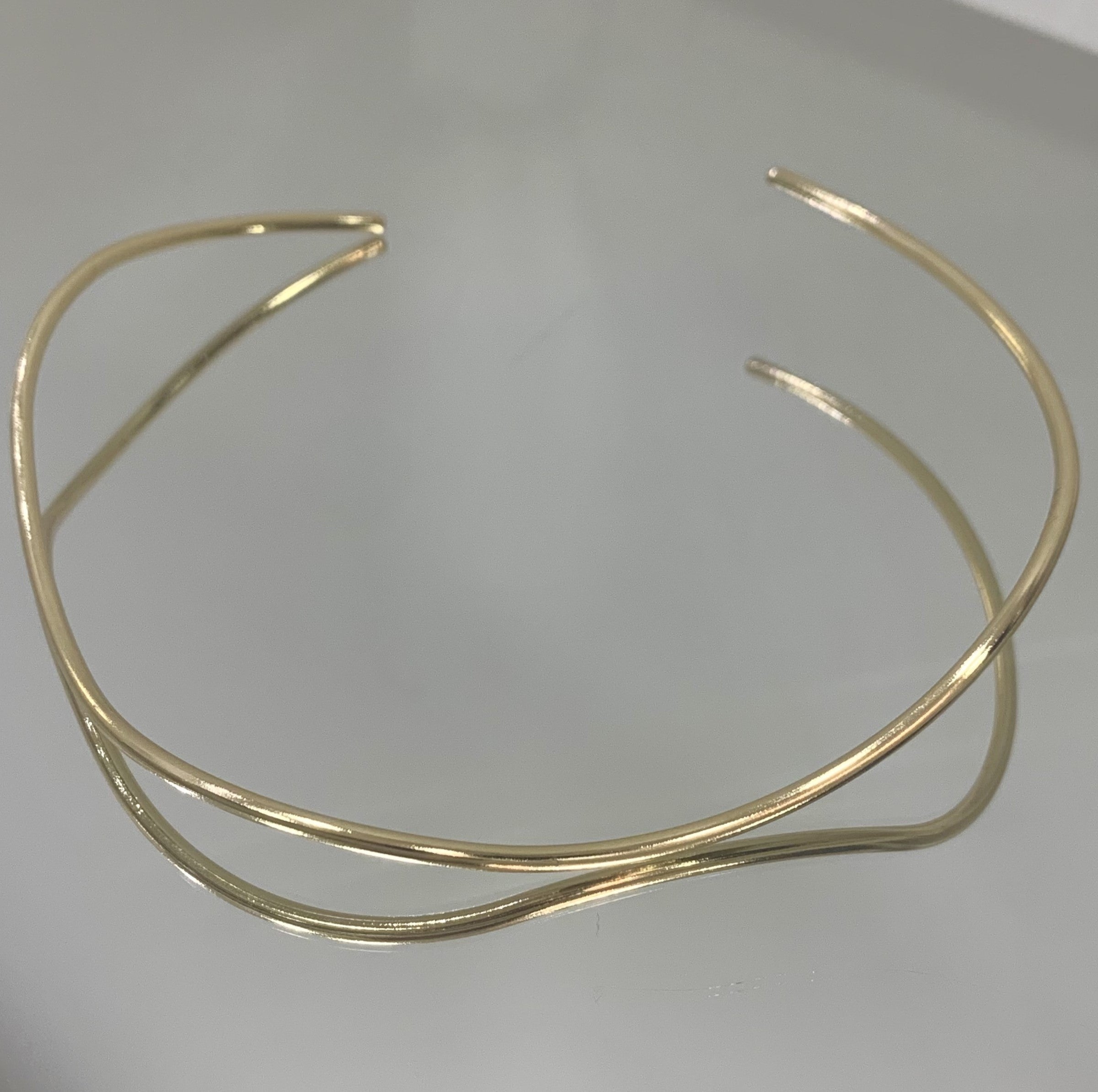 Choker Aro Fio Curvo folheada a ouro 18K