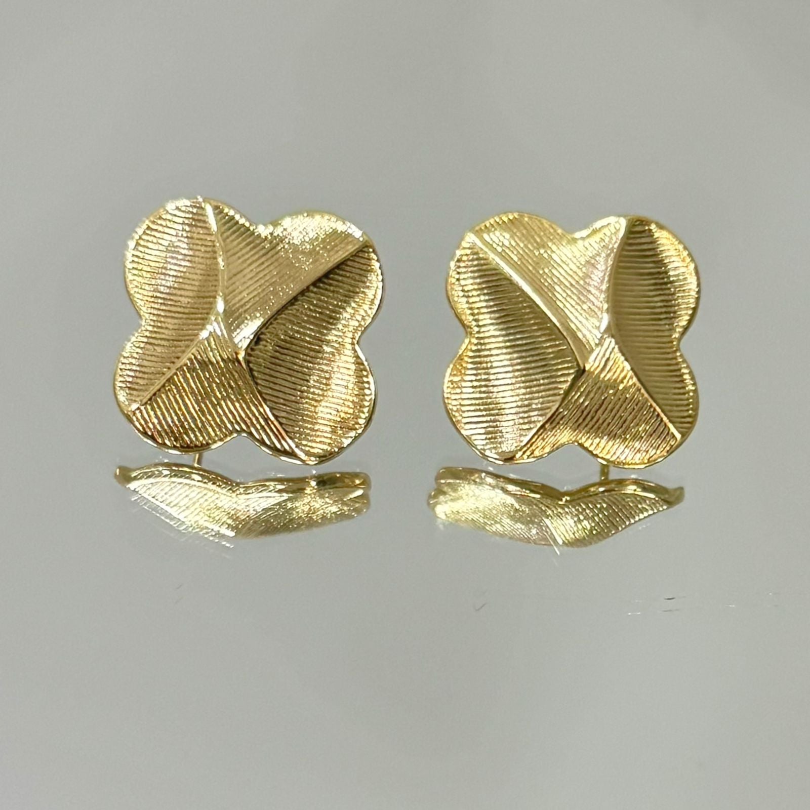 Brinco Trevo Texturizado folheado a ouro 18K