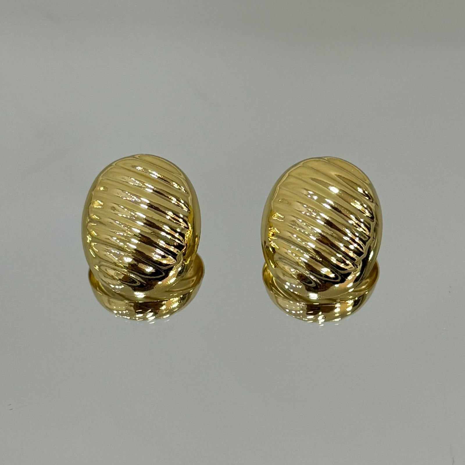 Brinco Botão Oval frisado folheado a ouro 18K