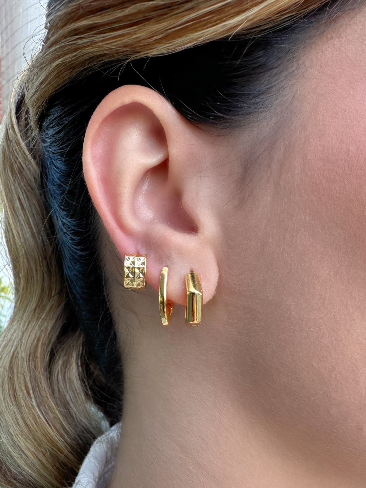 Brinco Argolinha Pontiaguda folheada a ouro 18K