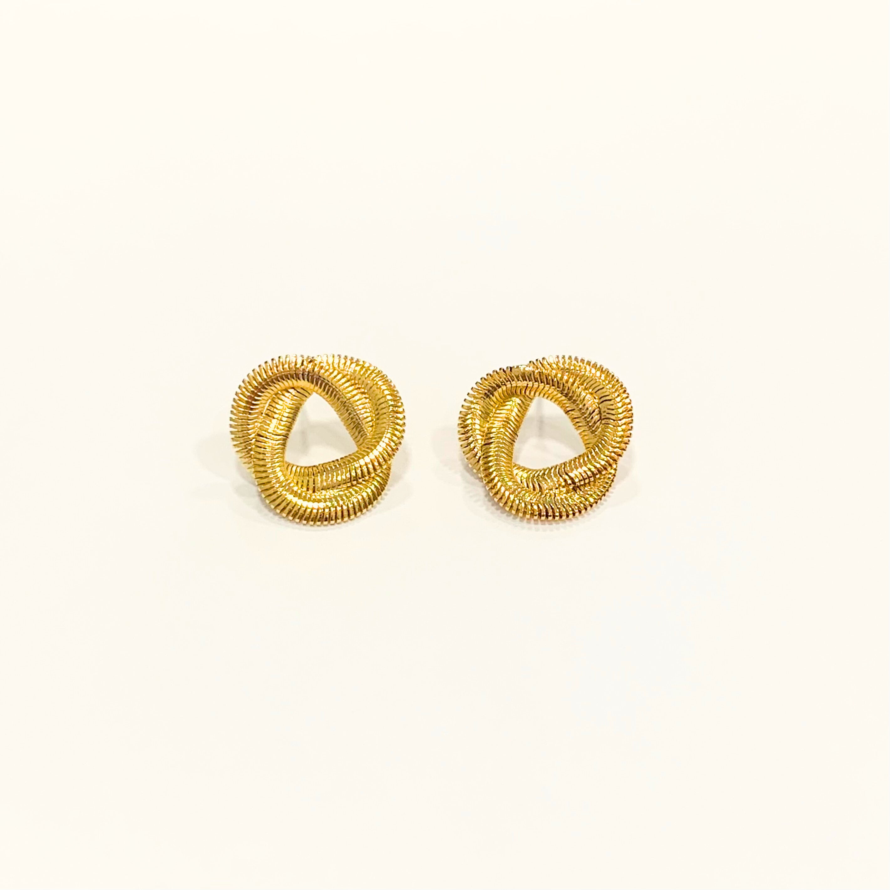 Brinco No em malha folheado a ouro 18K
