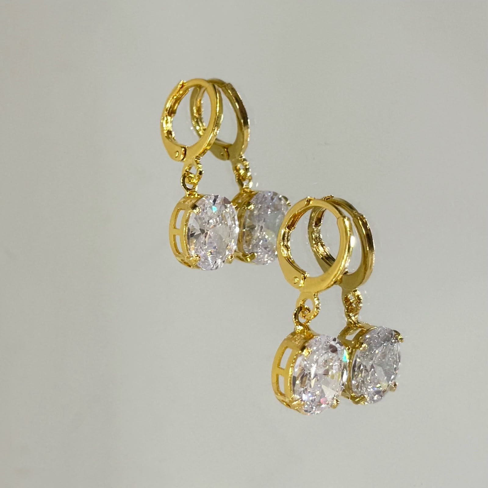 Brinco Argola click cristal oval folheado a ouro 18K