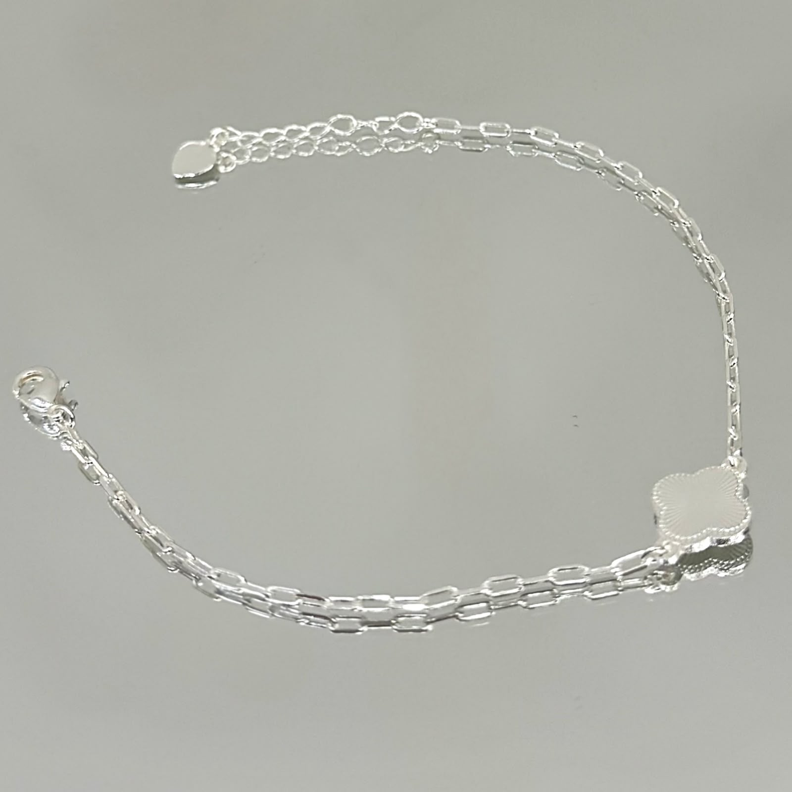 Pulseira Elos com mini trevo folheada a prata