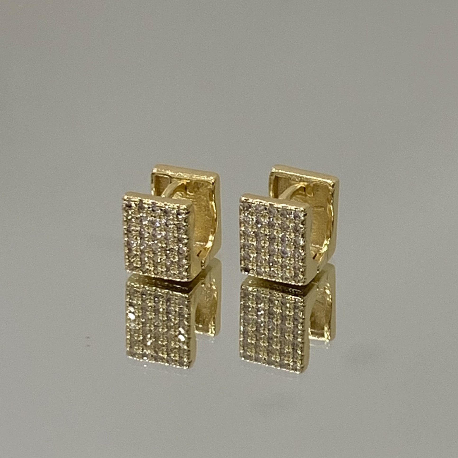 Brinco Celine cravejado folheado a ouro 18K