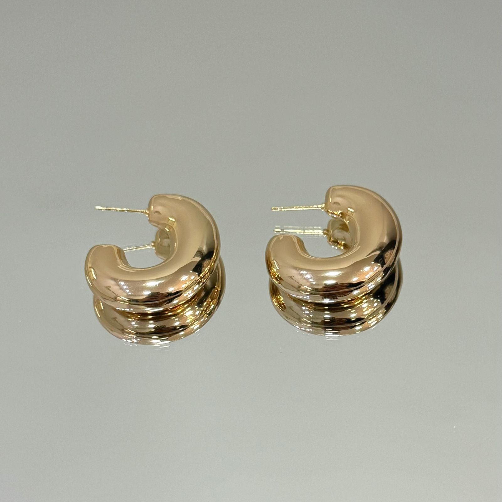 Brinco Argola abaulada U folheada a ouro 18K