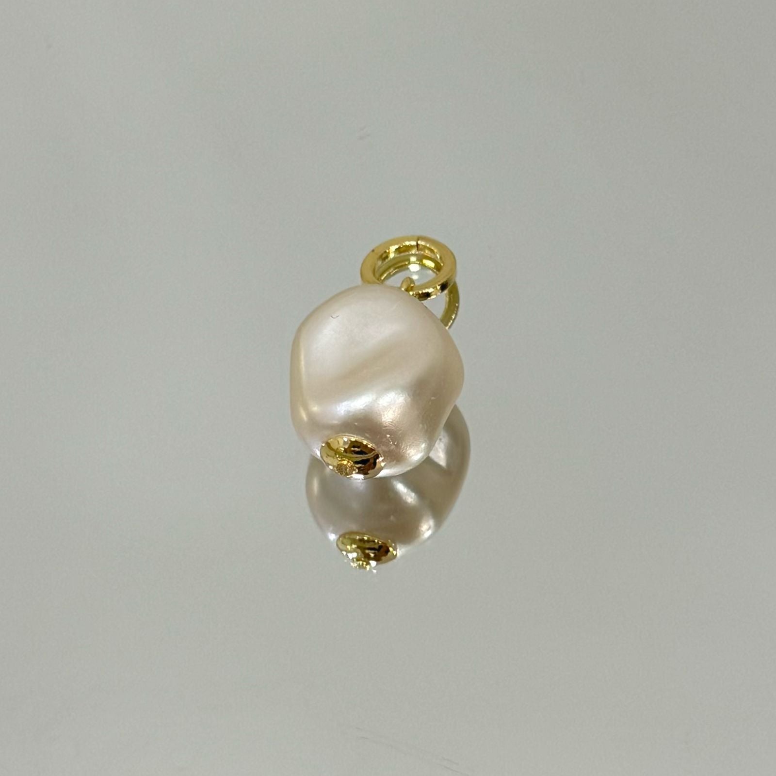 Pingente Pérola Barroca orgânica folheado a ouro 18K