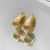 Brinco Gota Frisada G folheado a ouro 18K