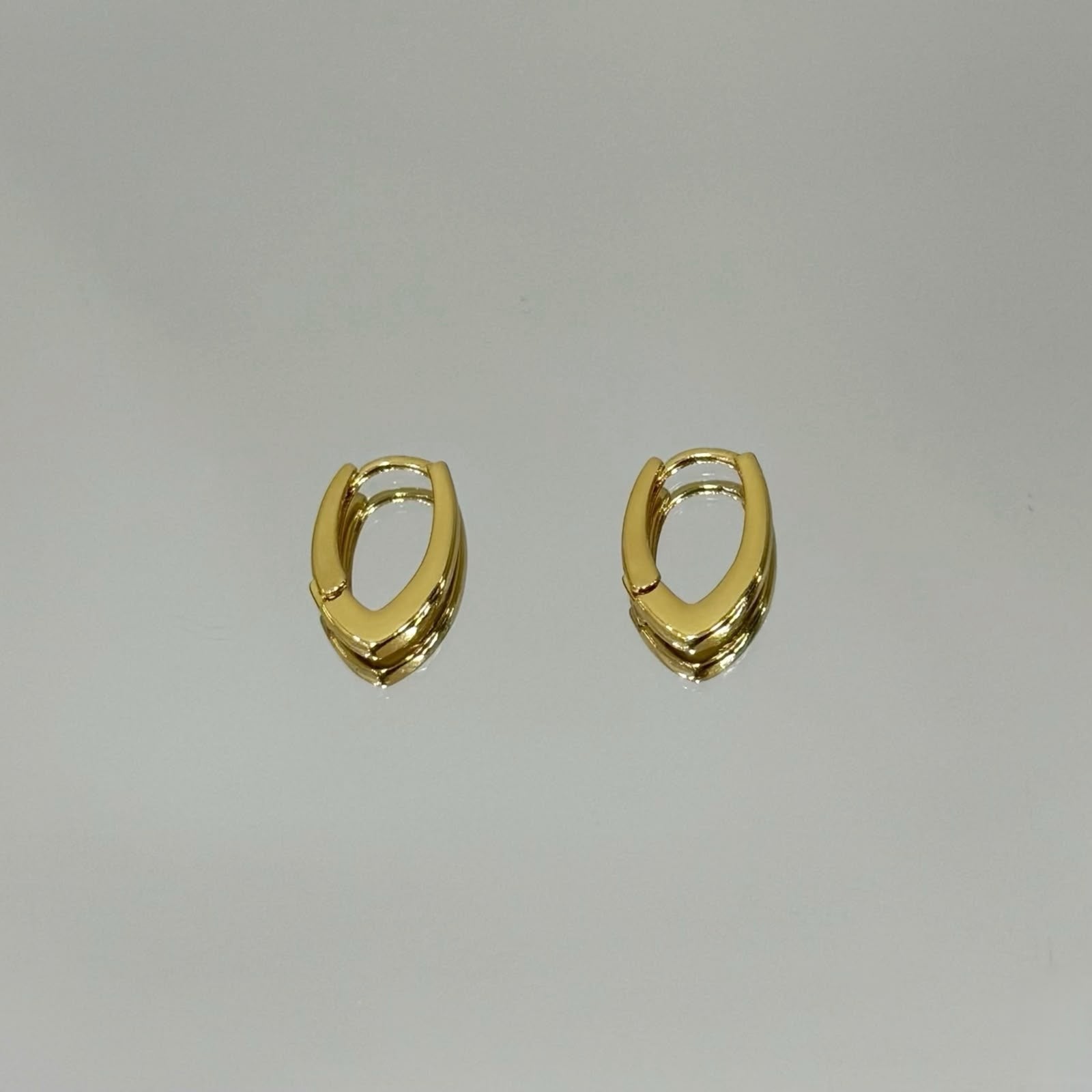 Brinco Argolinha Pontiaguda folheada a ouro 18K