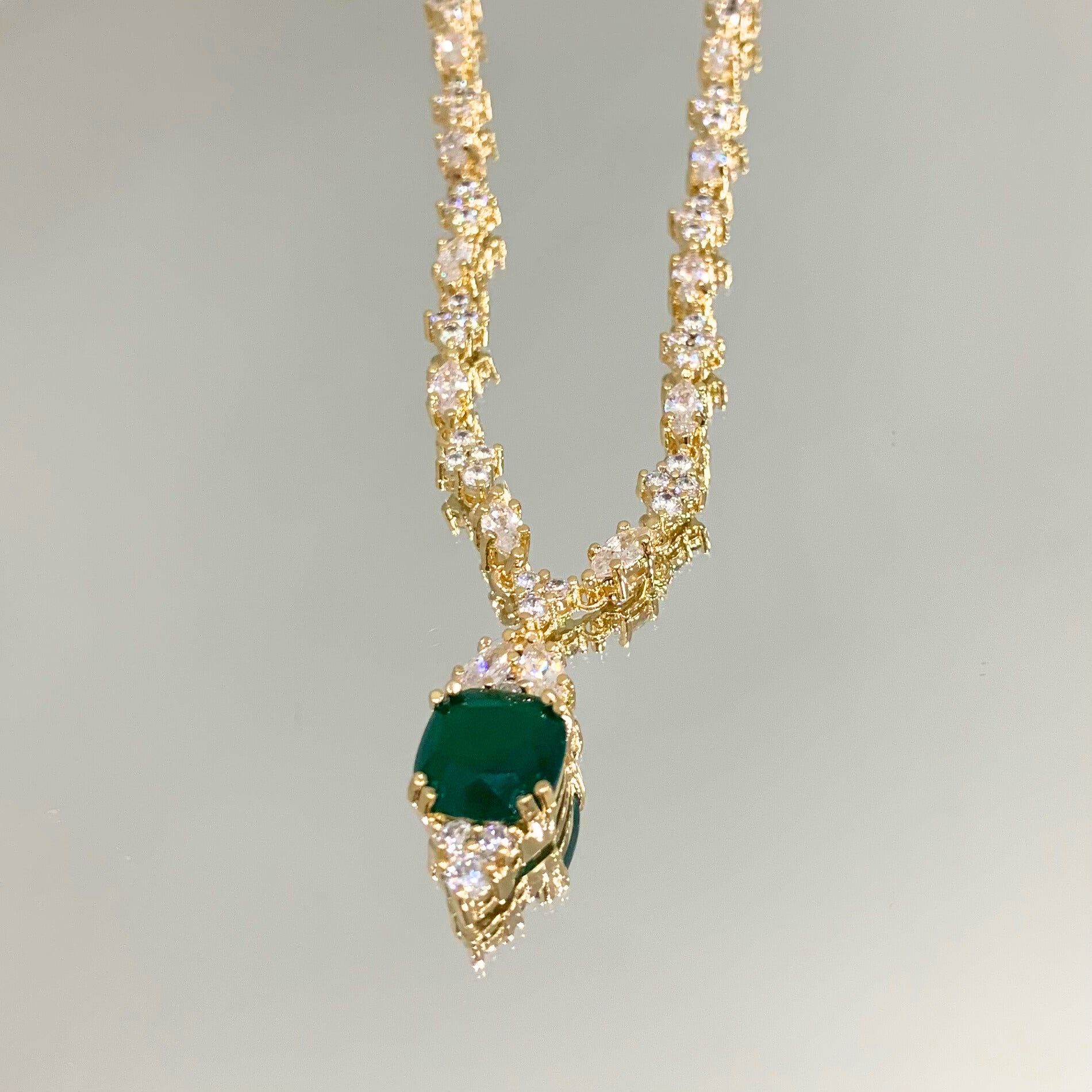 Colar Riviera Gota Esmeralda folheado a ouro 18K