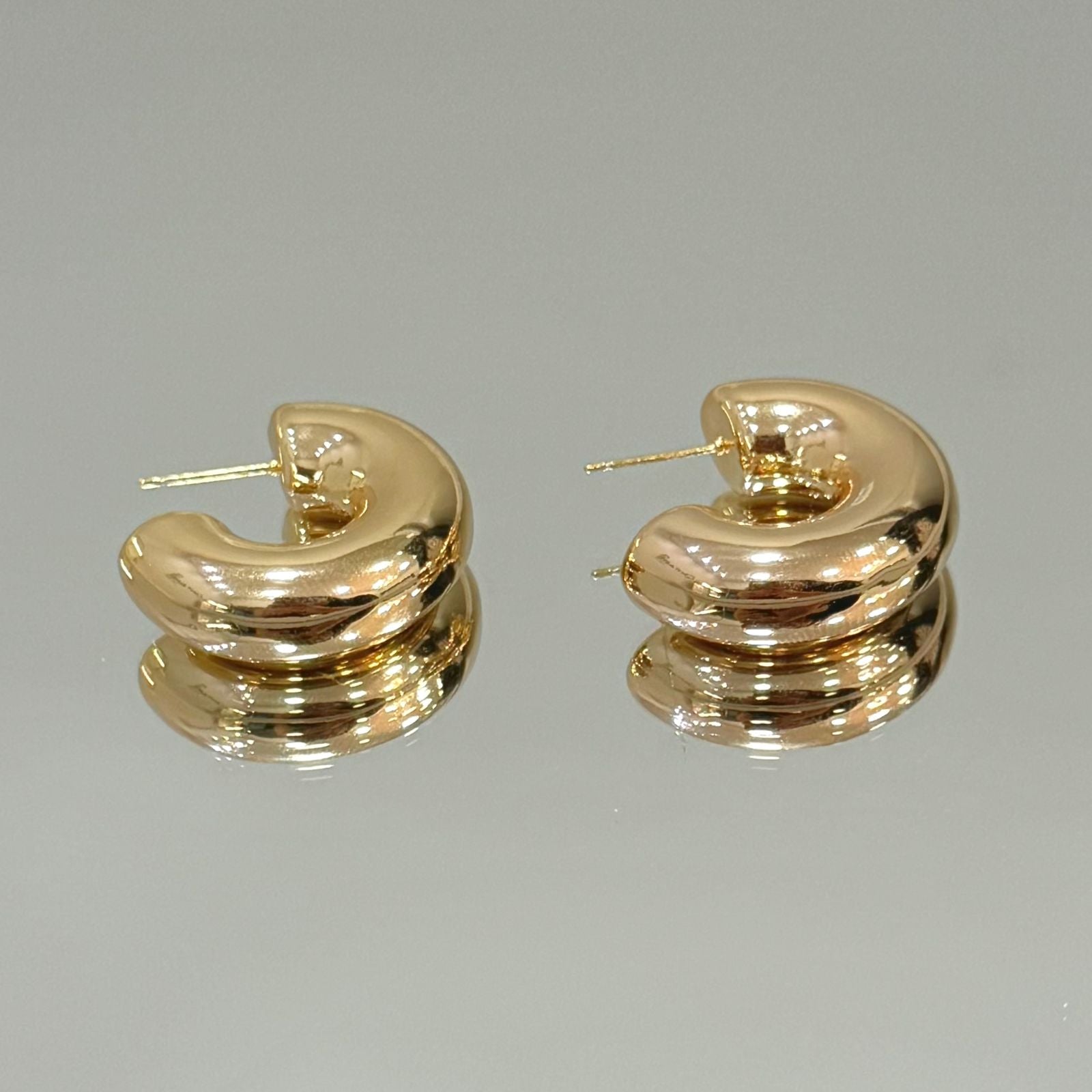 Brinco Argola abaulada C folheada a ouro 18K