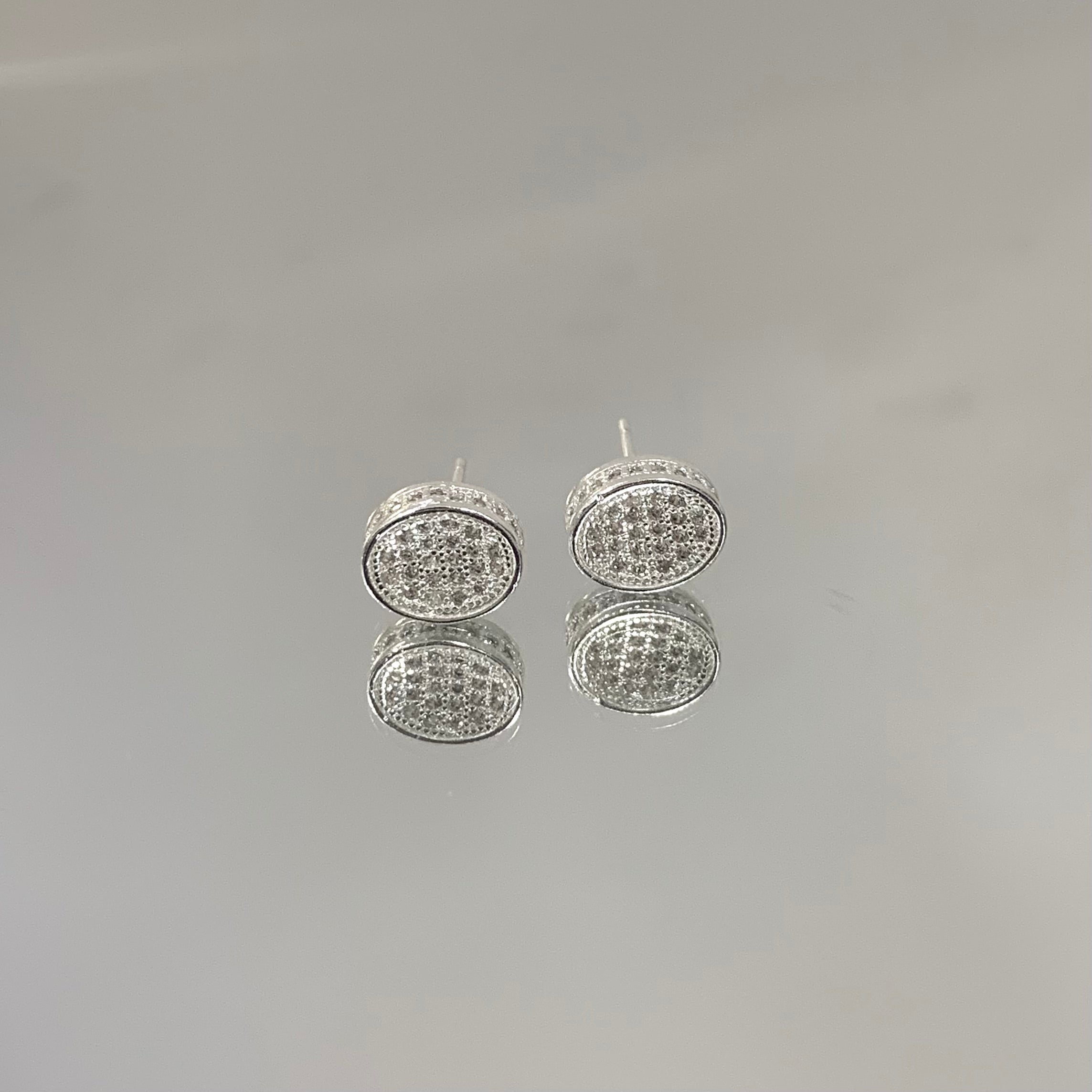 Brinco Oval lateral cravejada folheado a prata