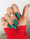 Anel estilo prego com microzirconias folheado em prata