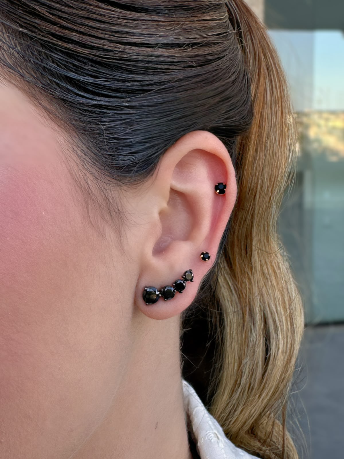 Brinco Mini Earcuff negro folheado a ródio
