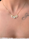 Pingente Menina círculo vazado folheado a ouro 18k