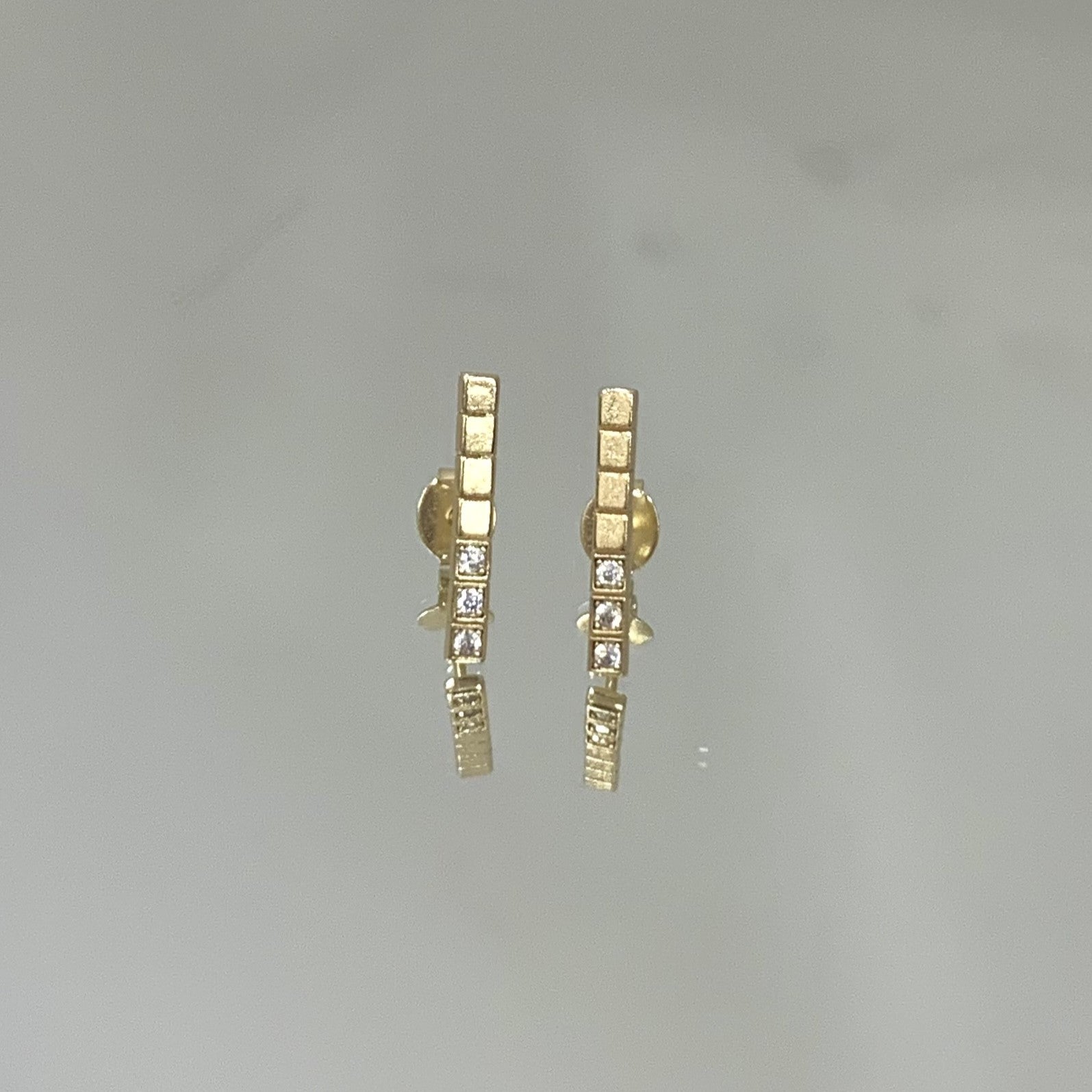 Brinco Palito Meio cravejado folheado a ouro 18K