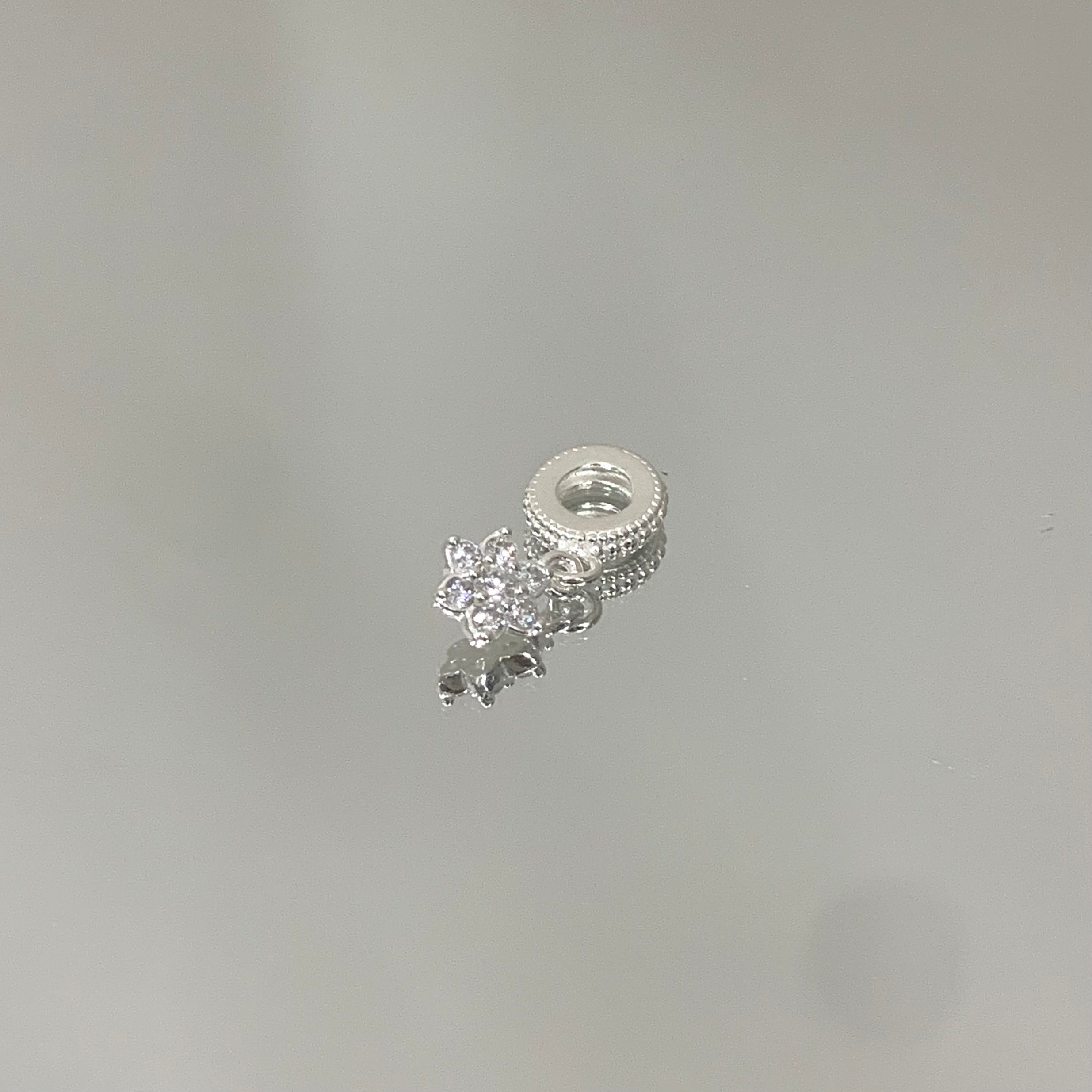 Berloque Florzinha cristal em prata 925