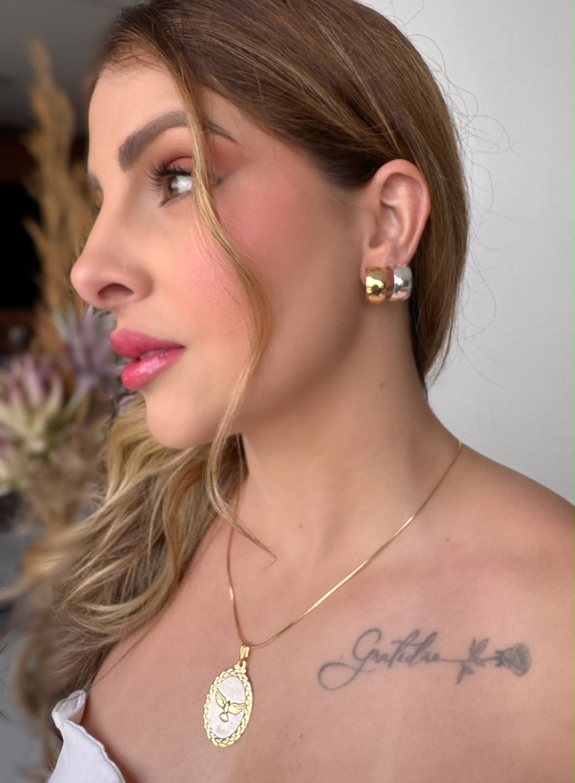 Brinco Argola Larga abaulada P folheada a ouro 18K