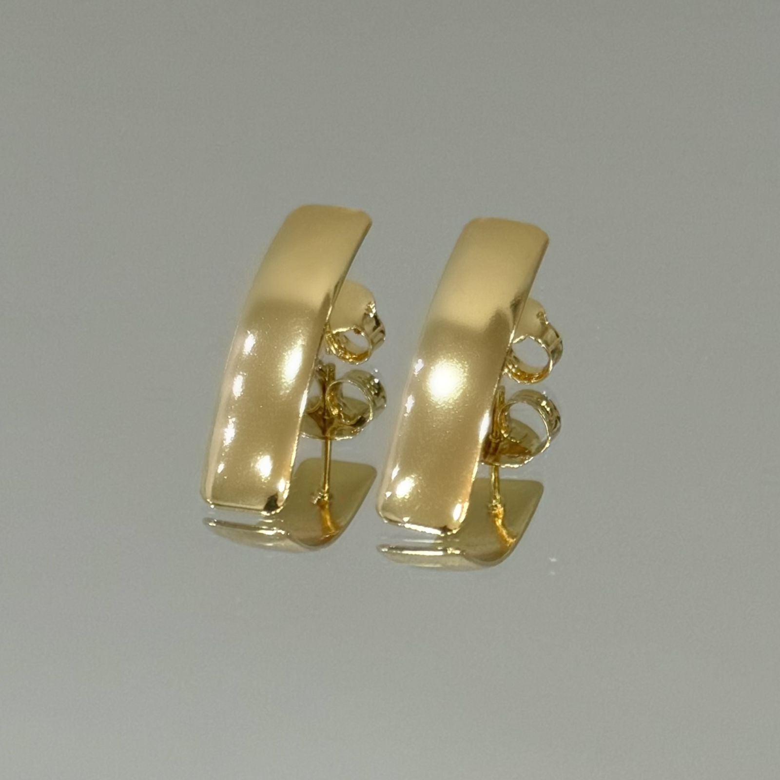 Brinco Traço Curvado folheado a ouro 18K