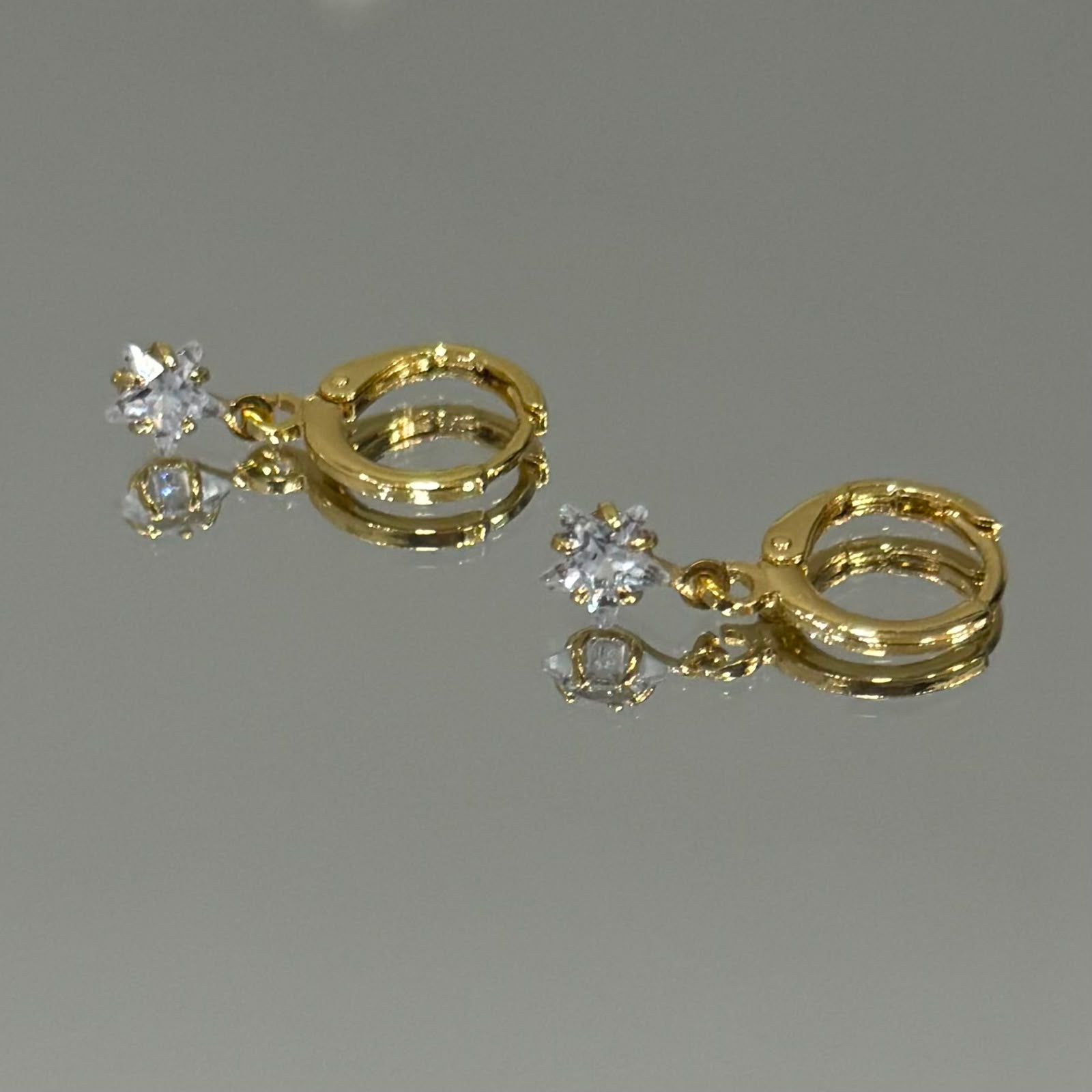 Brinco argola click estrela folheado a ouro 18K