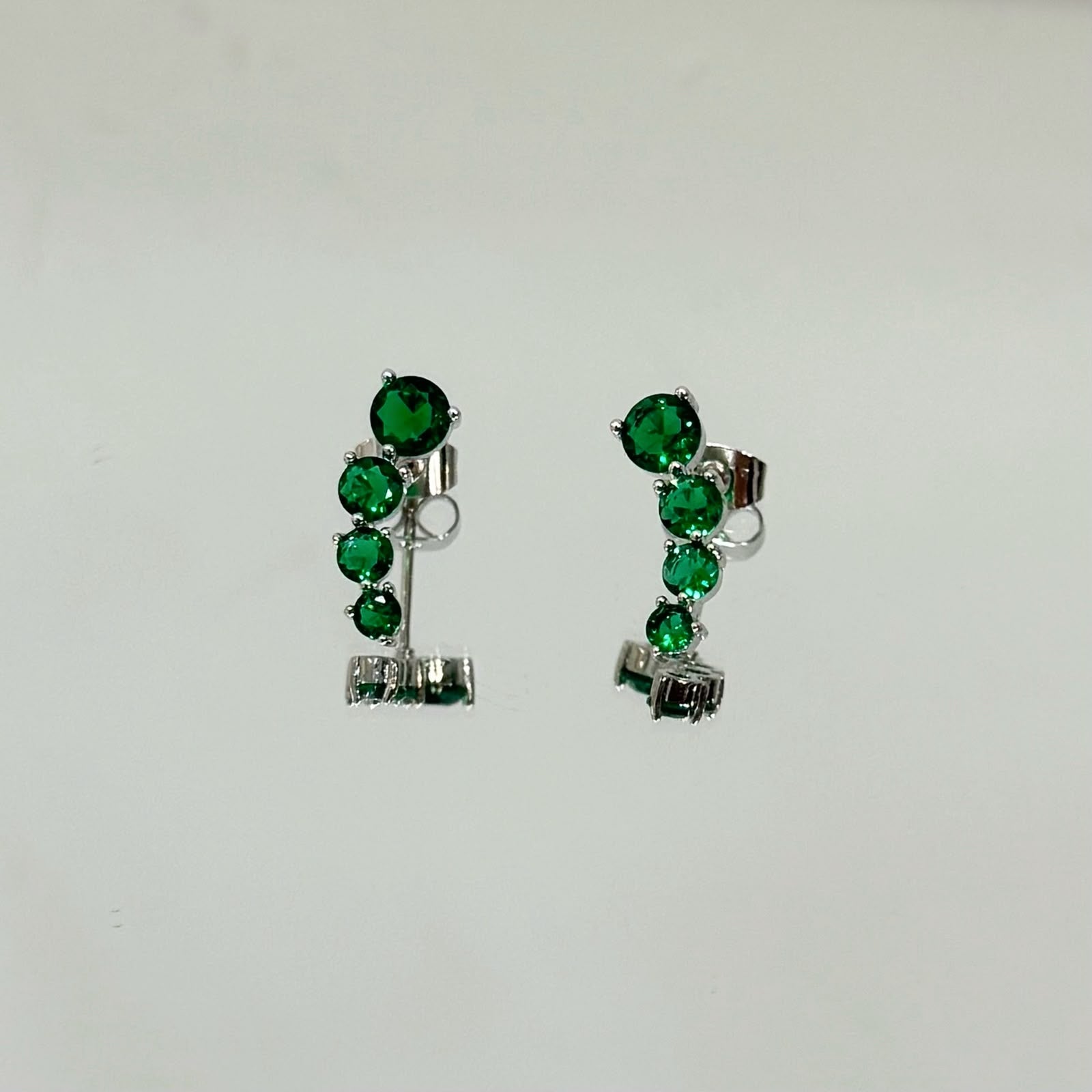 Brinco Mini Earcuff verde folheado a ródio
