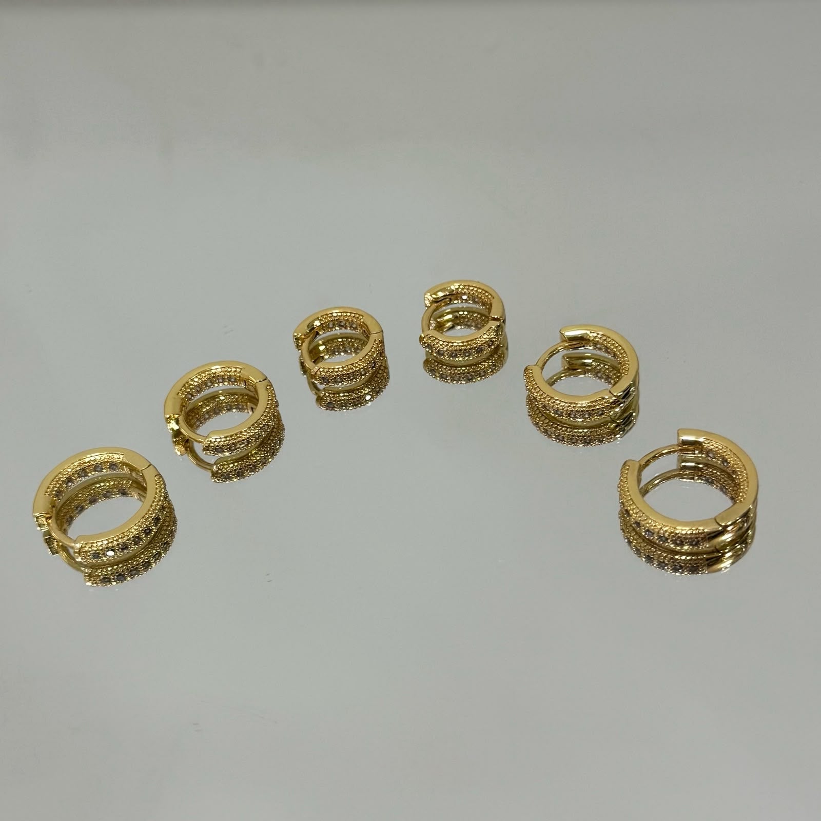 Brinco Trio 1 fileira cravejado externo e interno folheado a ouro 18K