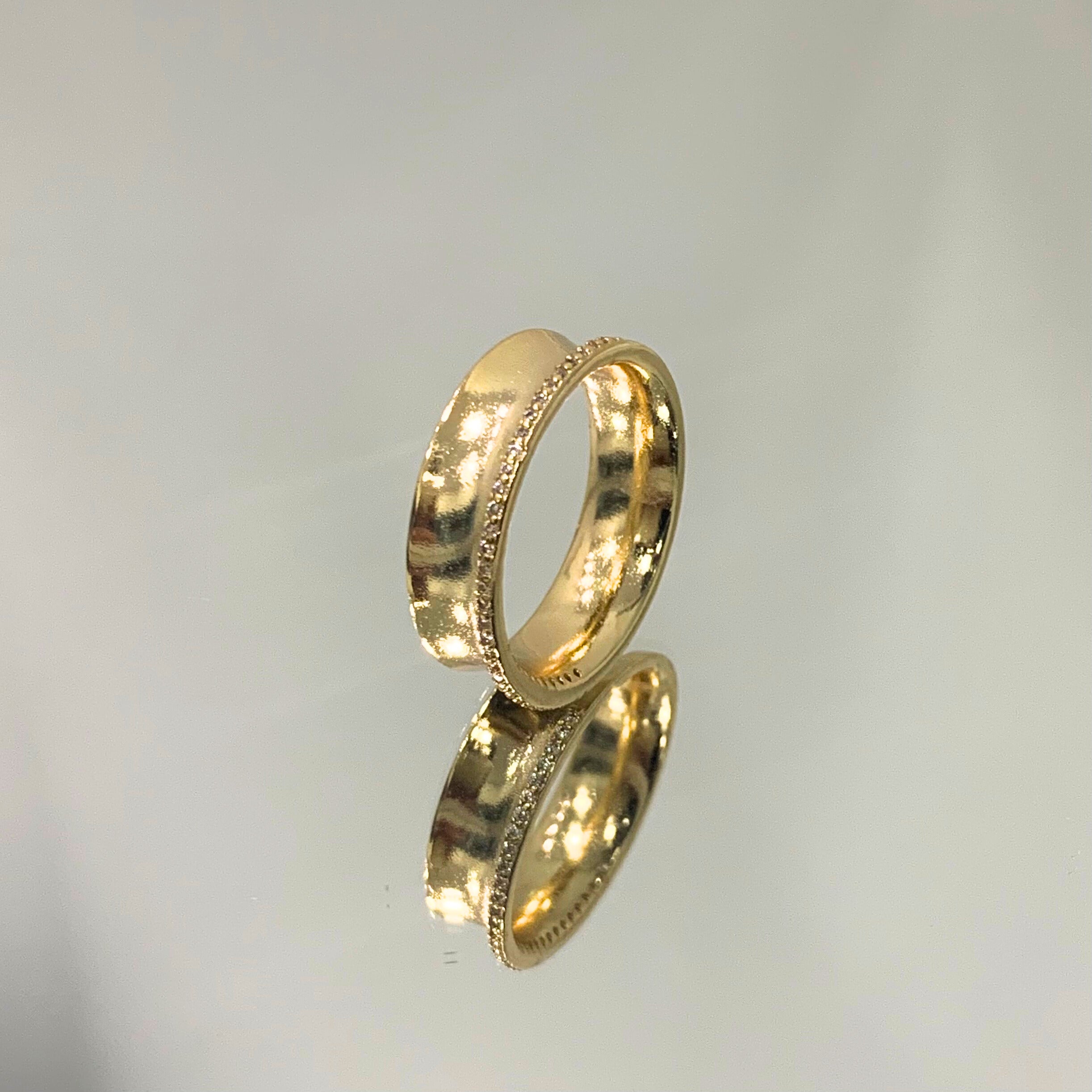 Anel Aliança com fileira cravejada folheado a ouro 18K