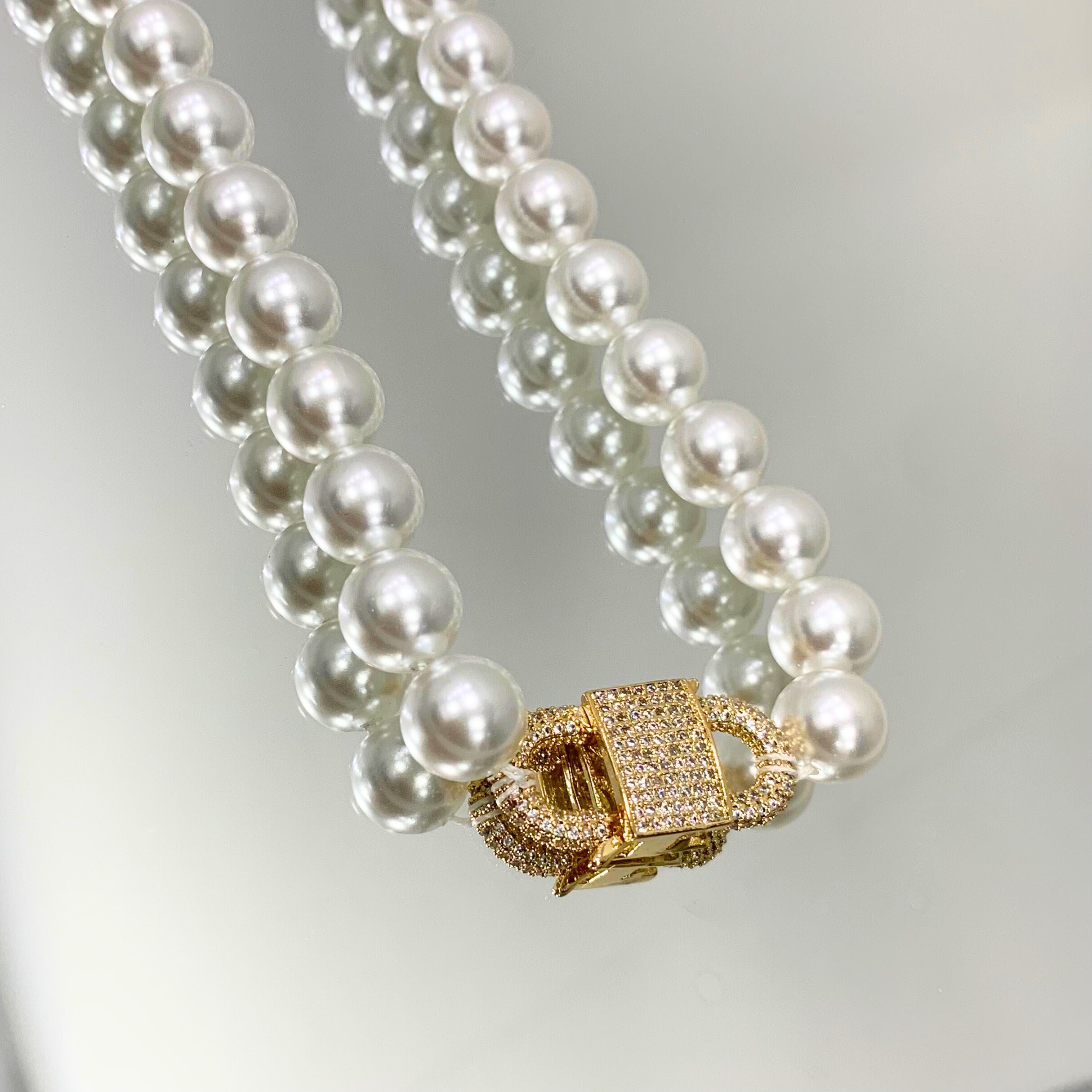 Colar de Pérolas CD cravejado folheado a ouro 18K
