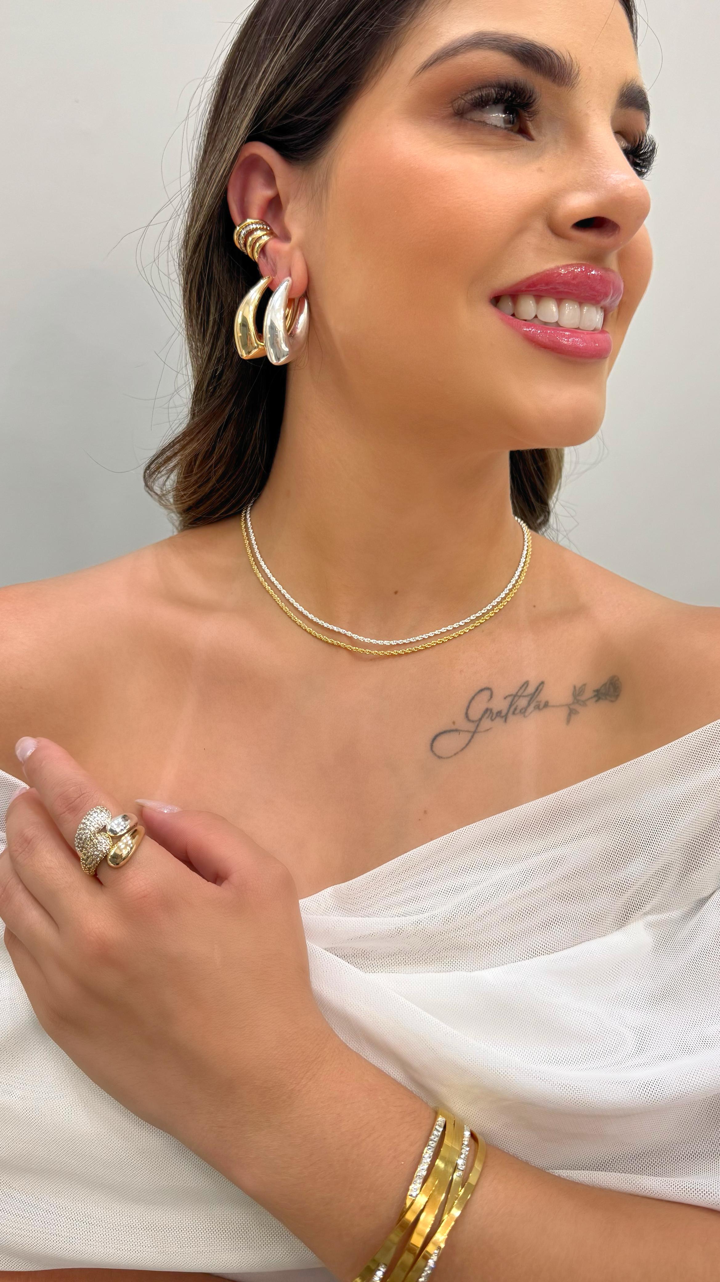 Brinco Argola em V Abaulada folheado a ouro 18K