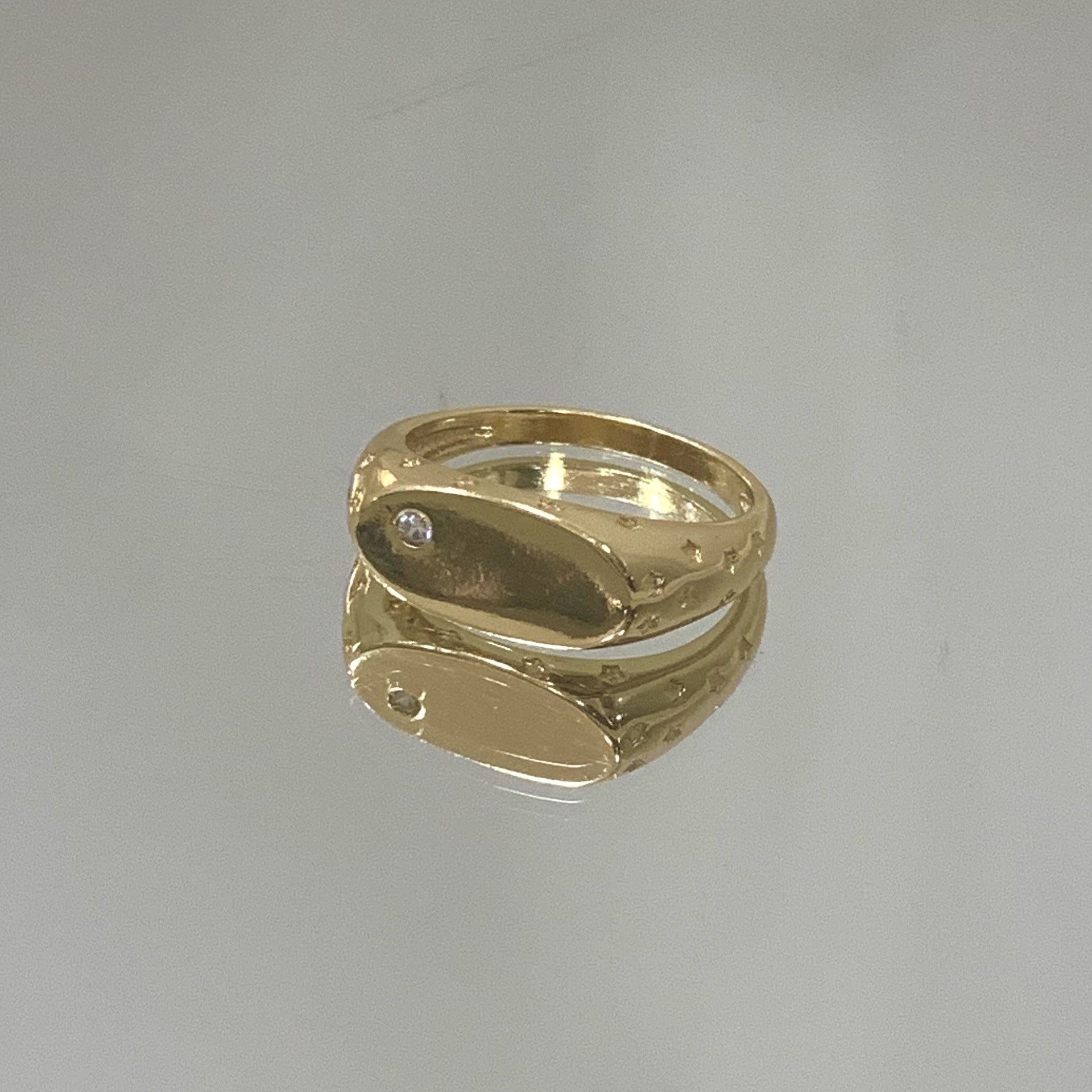 Anel Plano com zircônia lateral folheado a ouro 18K