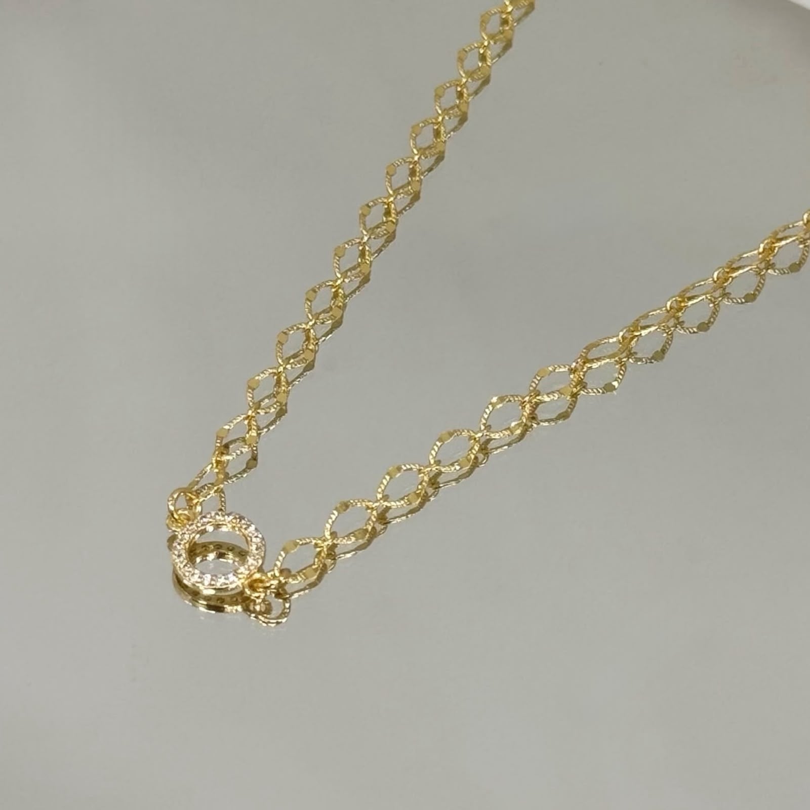 Choker elos com círculo cravejado folheada a ouro 18K