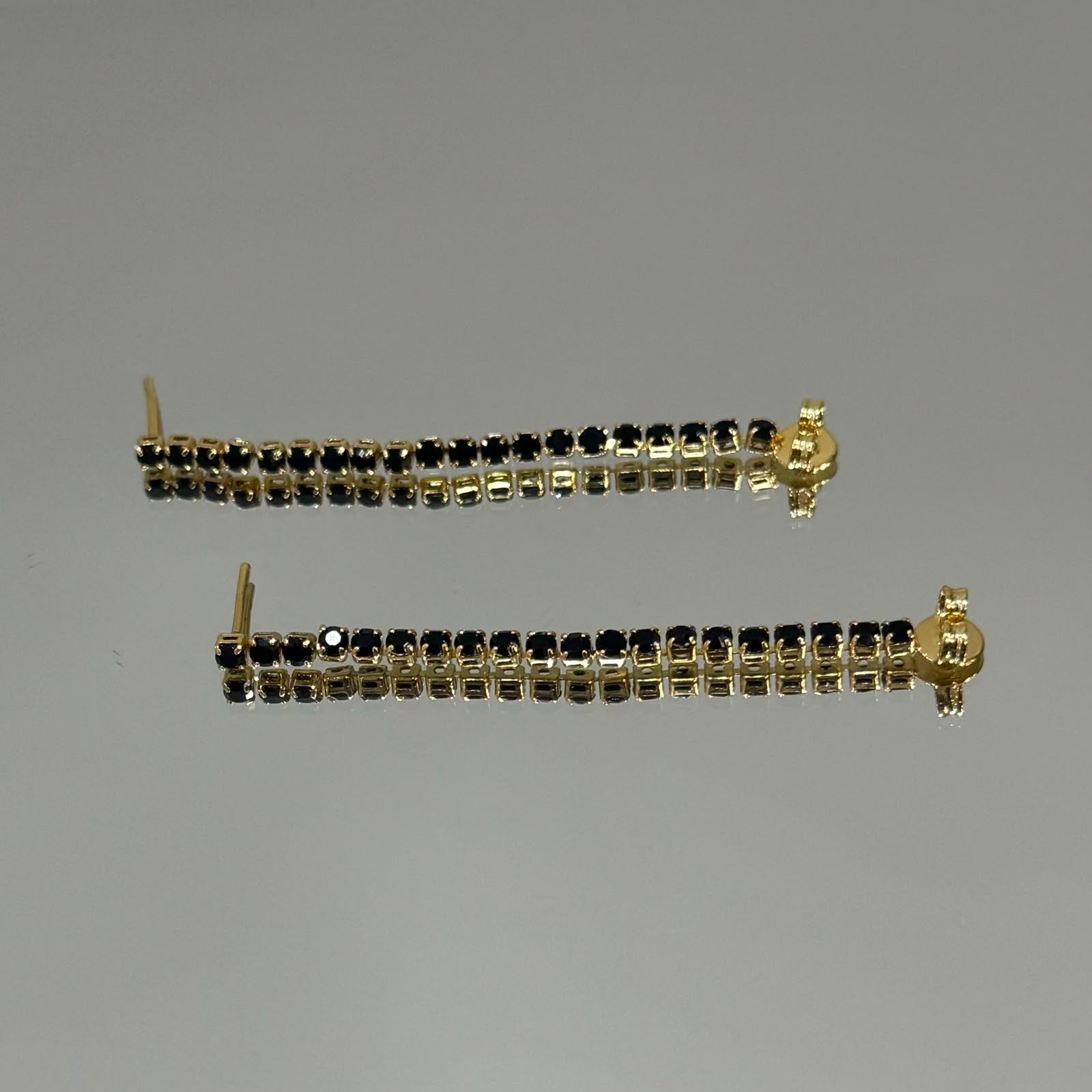 Brinco Ear Jacket riviera negra folheado a ouro 18K