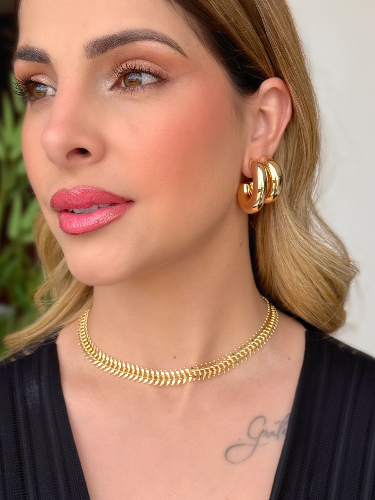 Brinco Argola abaulada C folheada a ouro 18K