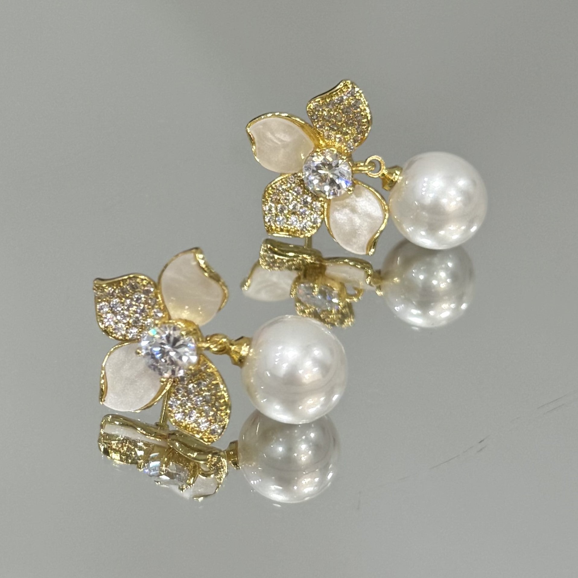 Brinco Flor Madre e Pérola folheado a ouro 18K