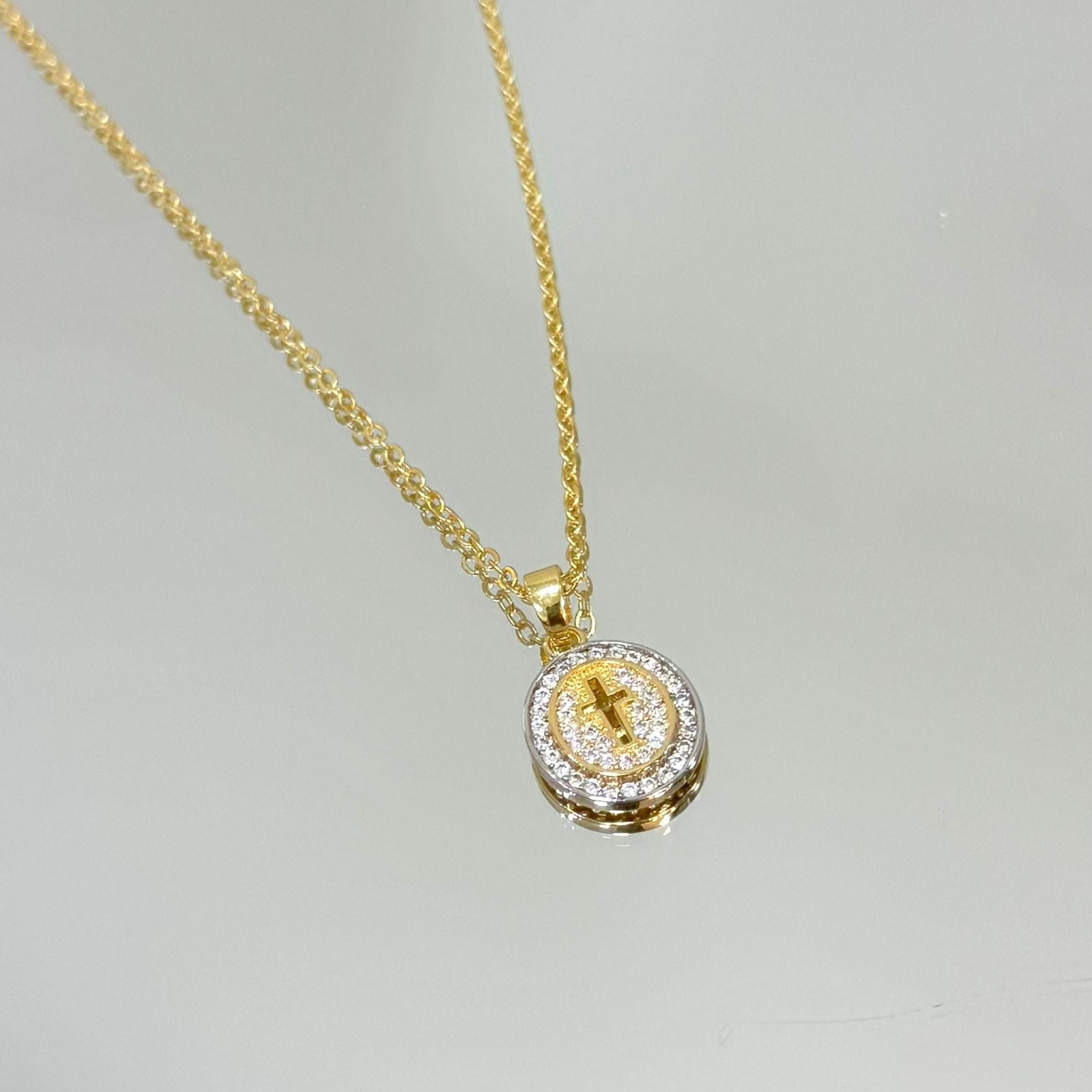 Colar Medalha Cruz folheado a ouro 18K