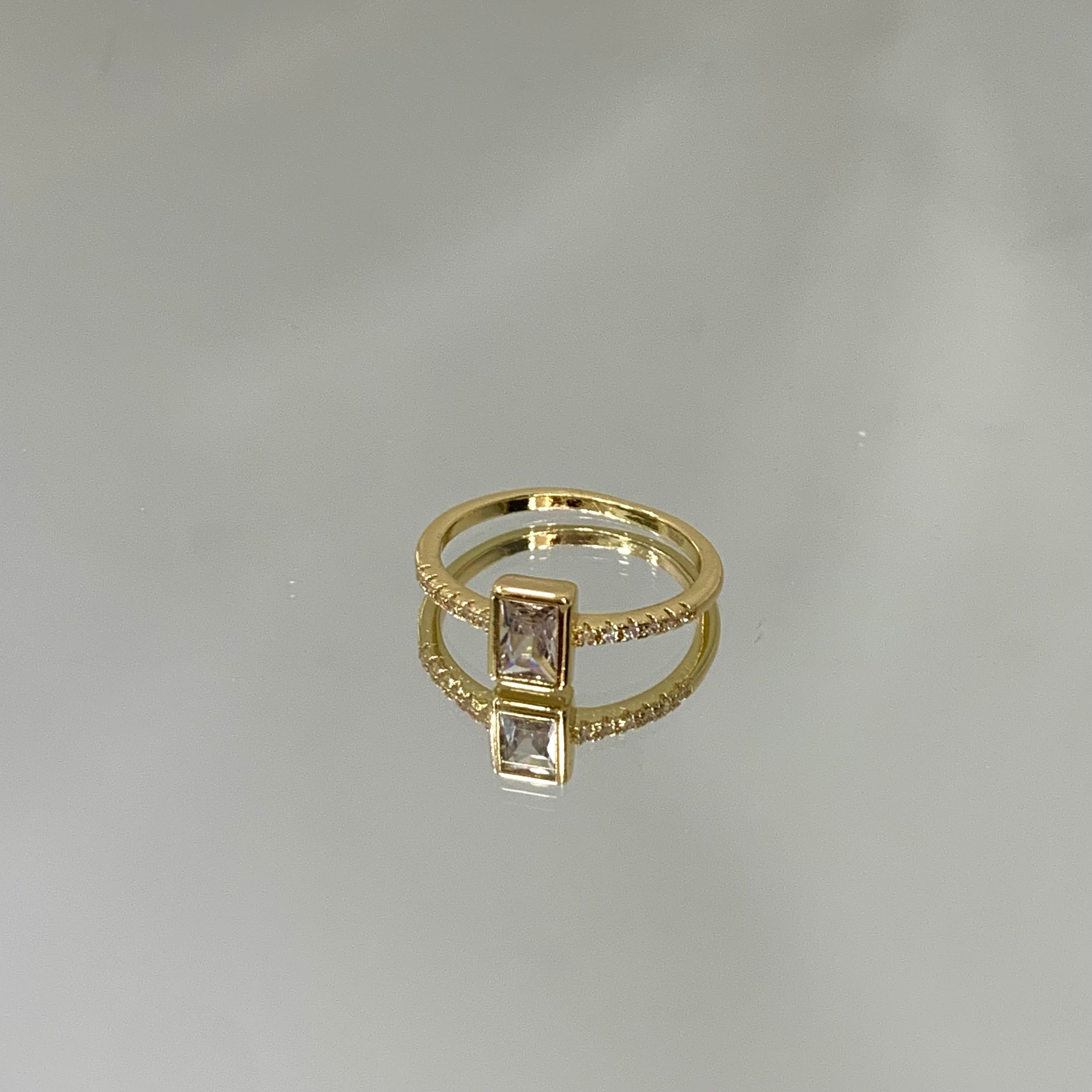 Anel Solitário quadrado com meia cravação folheado a ouro 18K