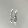 Brinco Ear Hook Ondulado folheado a prata