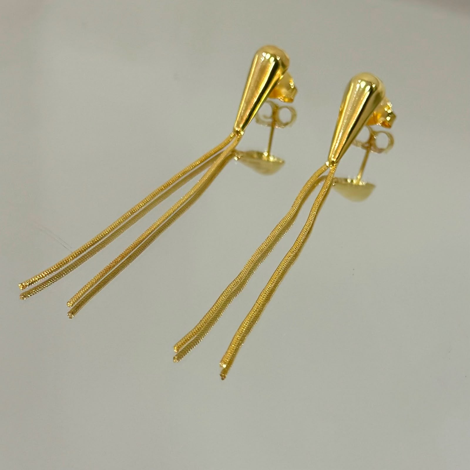 Brinco Gota com fio folheado a ouro 18K