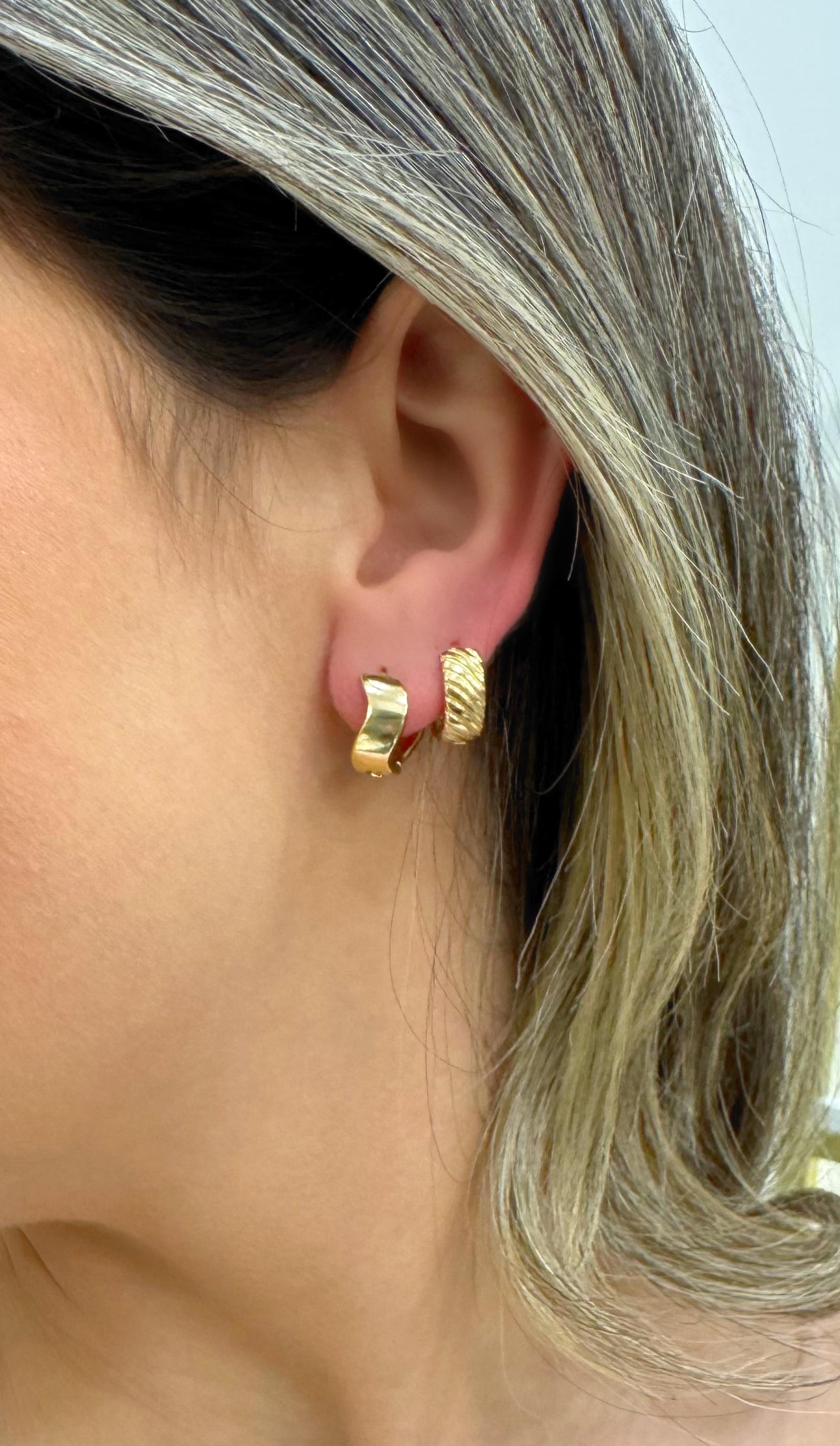 Brinco Argola Frisos P folheado a ouro 18K