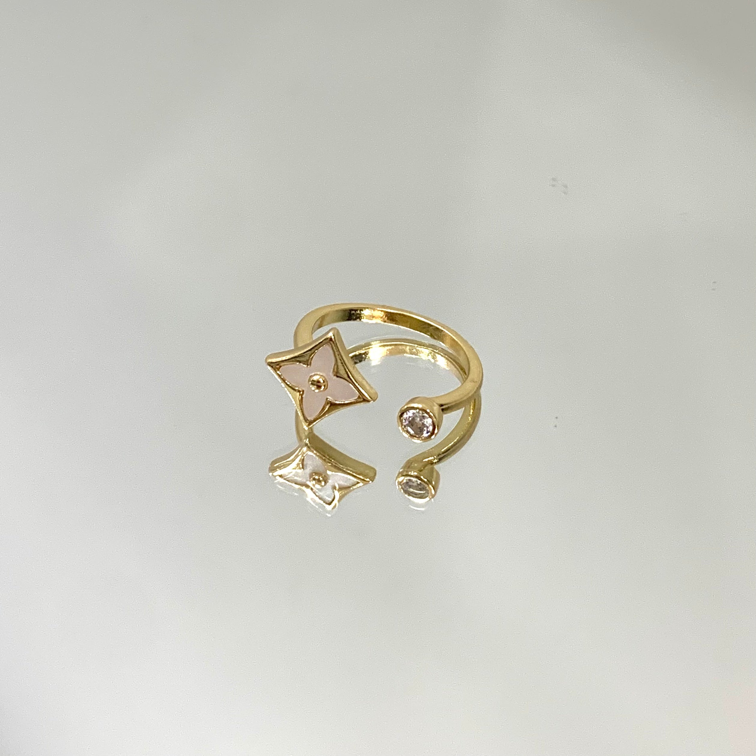 Anel Trevo madrepérola regulável folheado a ouro 18K