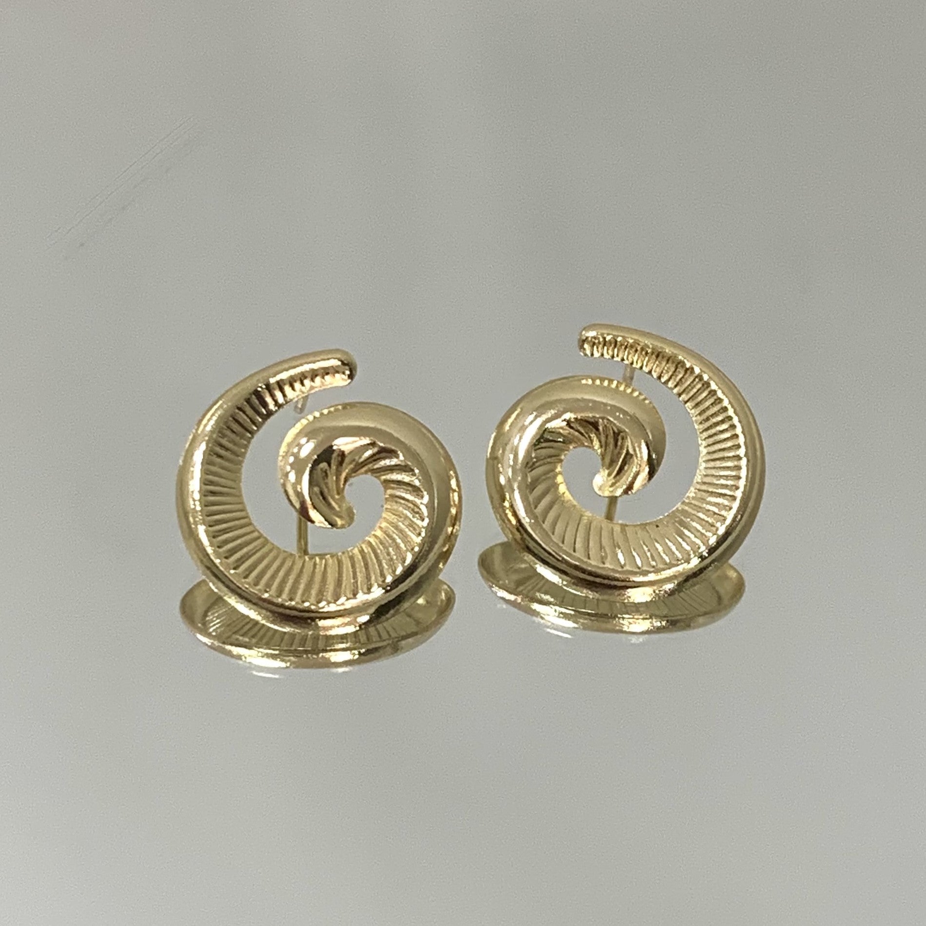 Brinco Caracol maxi folheado a ouro 18K