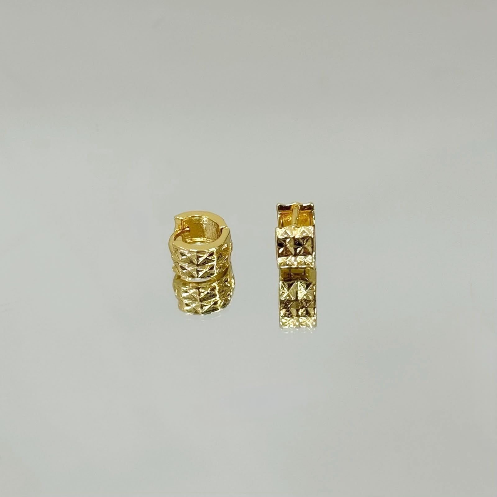 Brinco Argolinha facetada folheado a ouro 18K