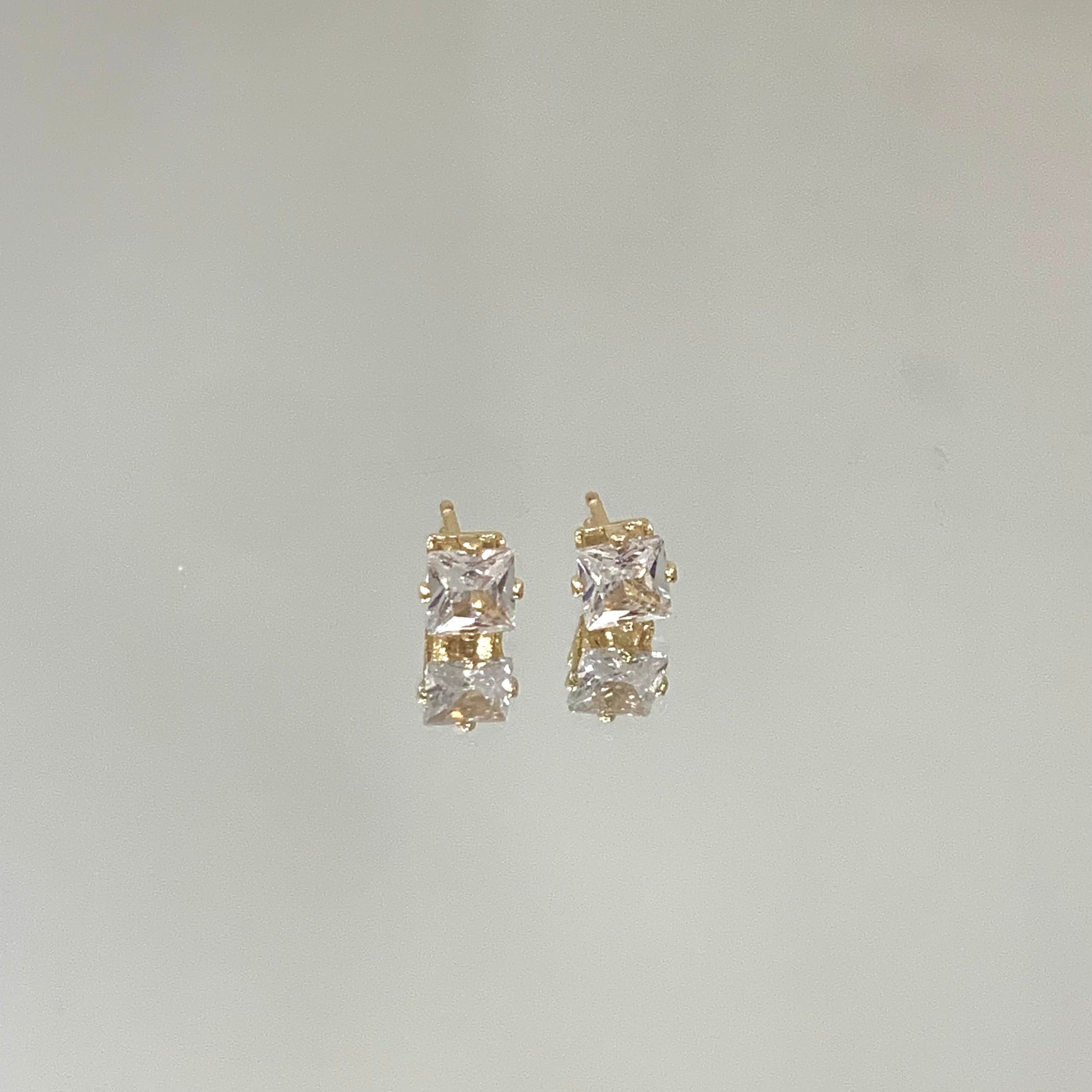 Brinco ponto de luz quadrado folheado a ouro 18K